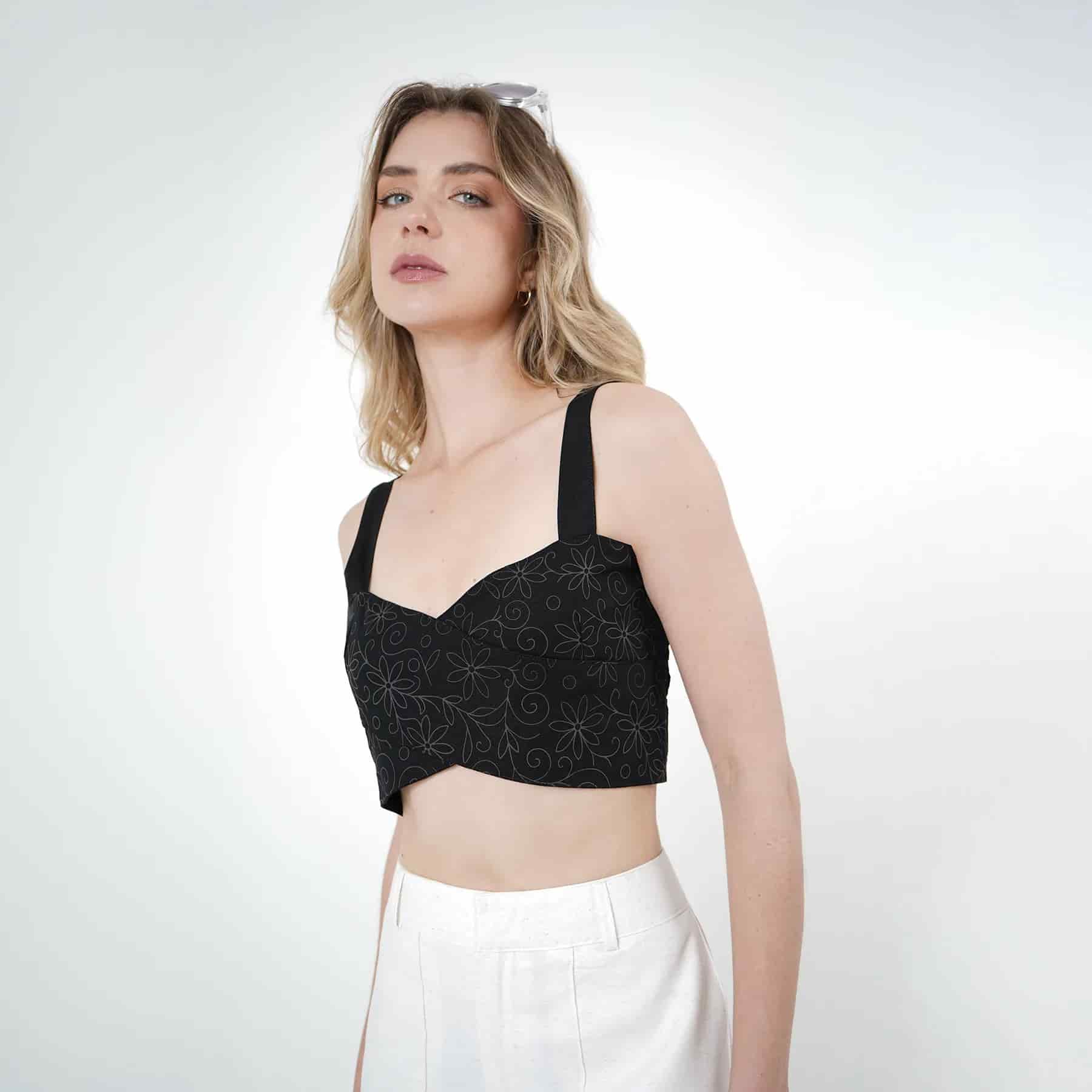 Blusa crop top cuello corazón manga tiras con grabado floral - miniatura 3