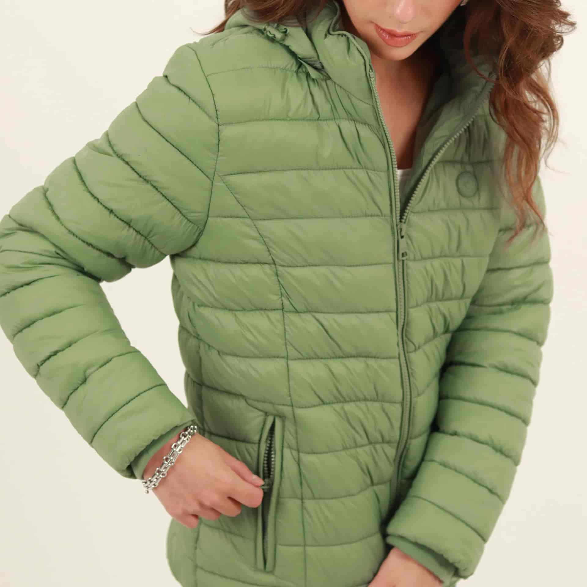 Chaqueta acolchada básica cuello alto con capucha - miniatura 17