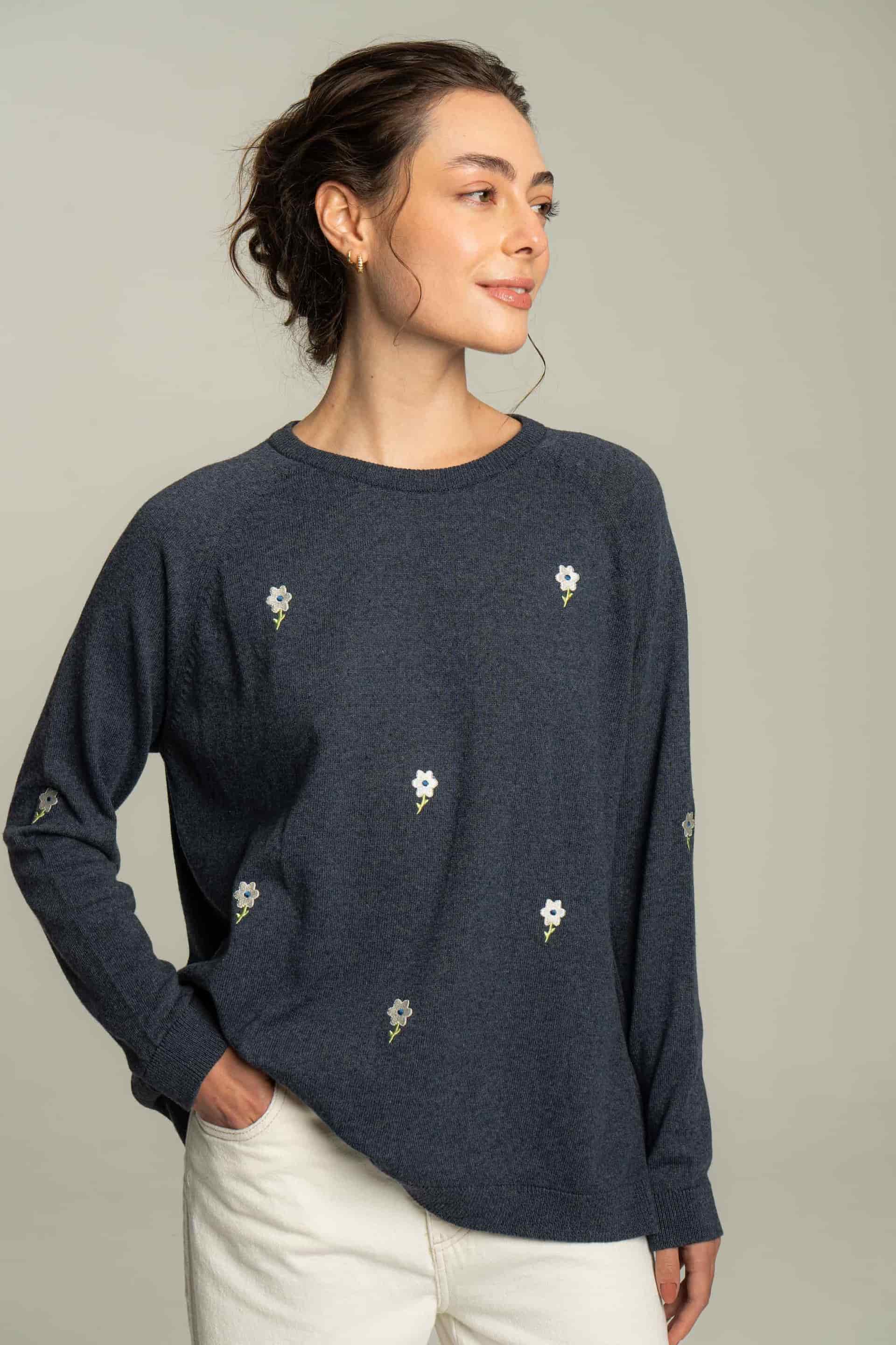 Sweater flores bordadas - azul petróleo - miniatura 6