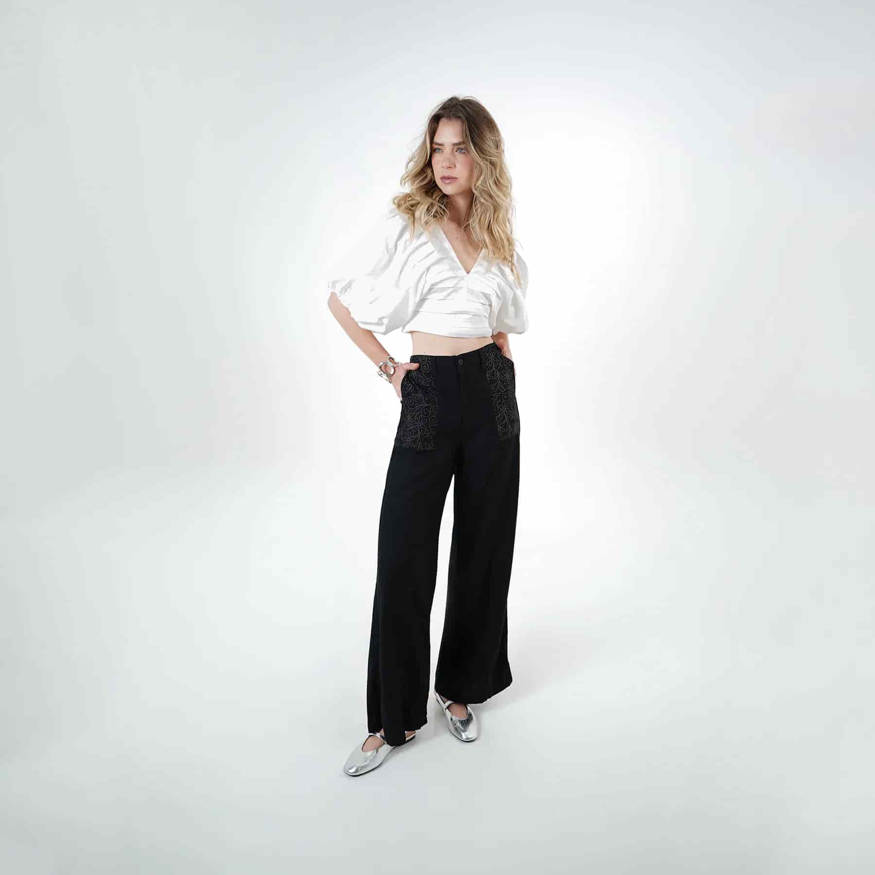 Blusa crop escote en v manga globo alforzada abierta en espalda - miniatura 4