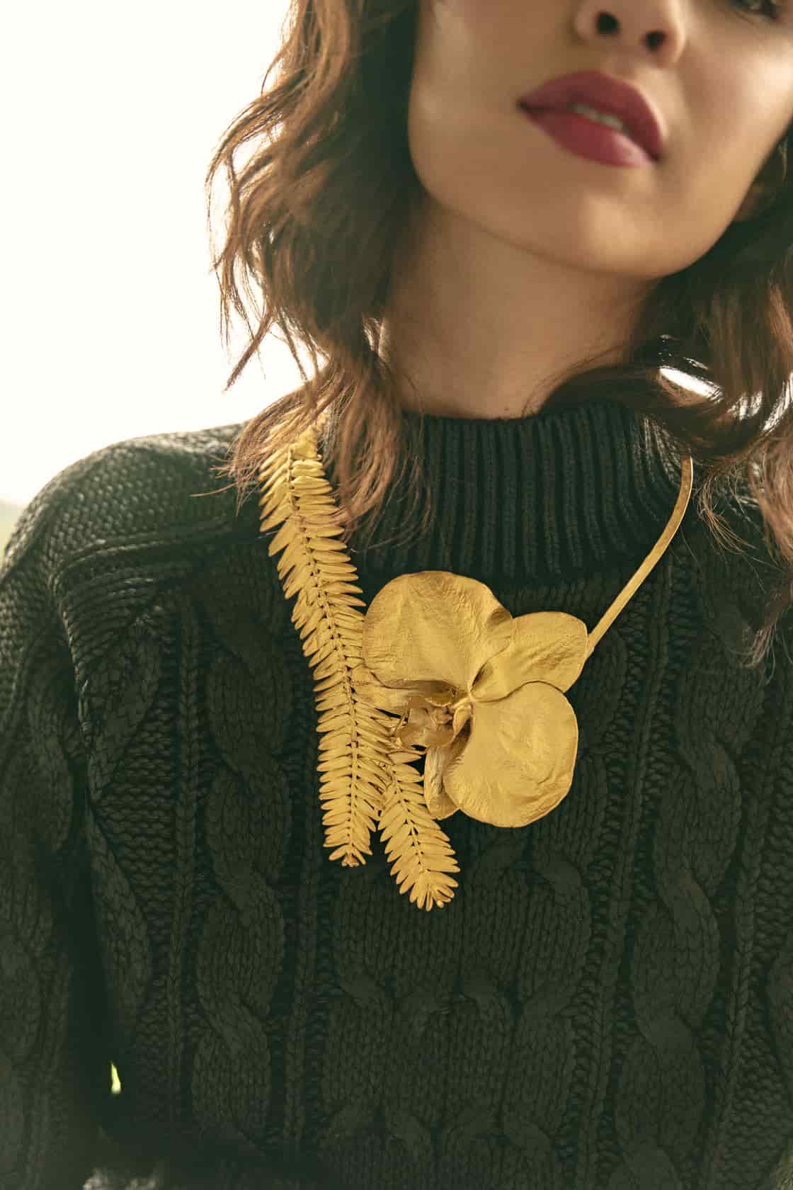 PHALAENOPSIS ORCHID AND ROMERON PINE NECKLACE - miniatura 2