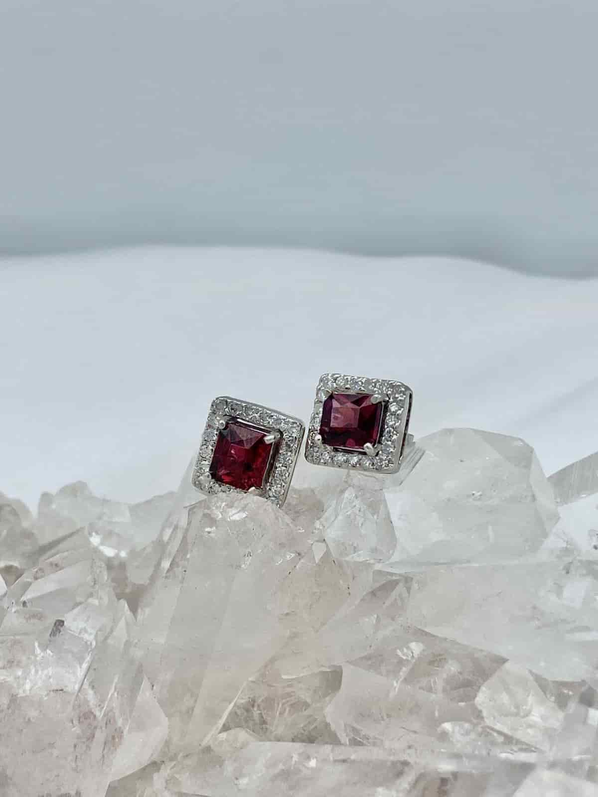 Aretes Granate con Diamantes en Oro 18K Blanco. - miniatura 1