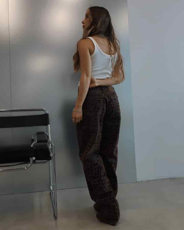 JEAN RELAXED FIT GIRAFFE PRINT CAFÉ - miniatura 3