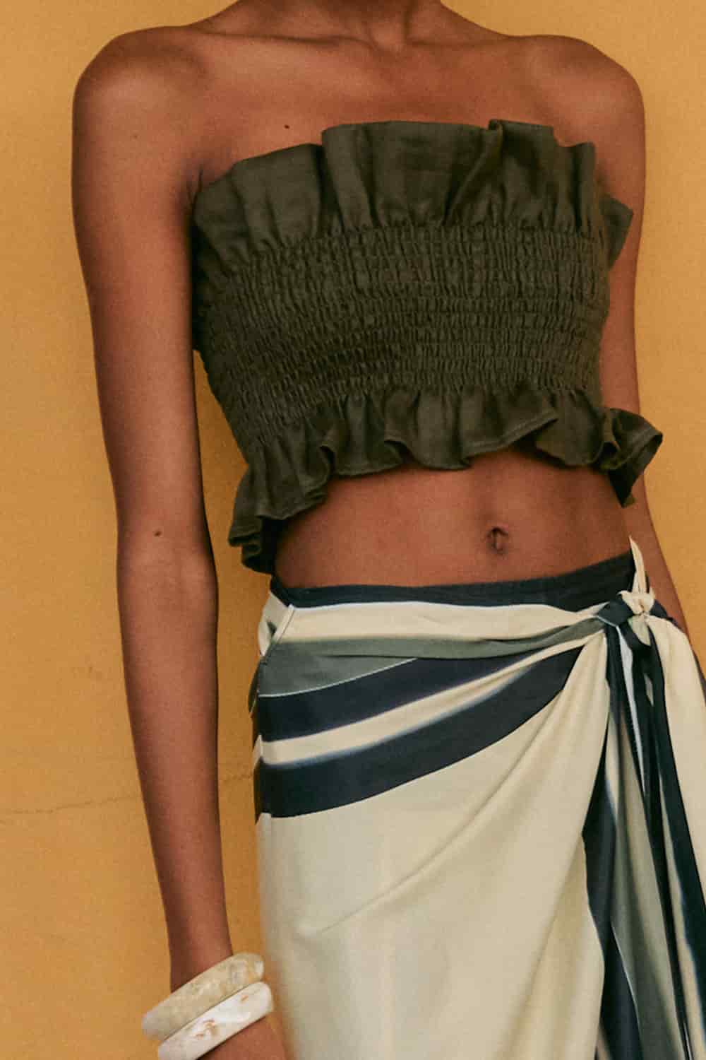 Crop top caracola verde oliva - miniatura 1