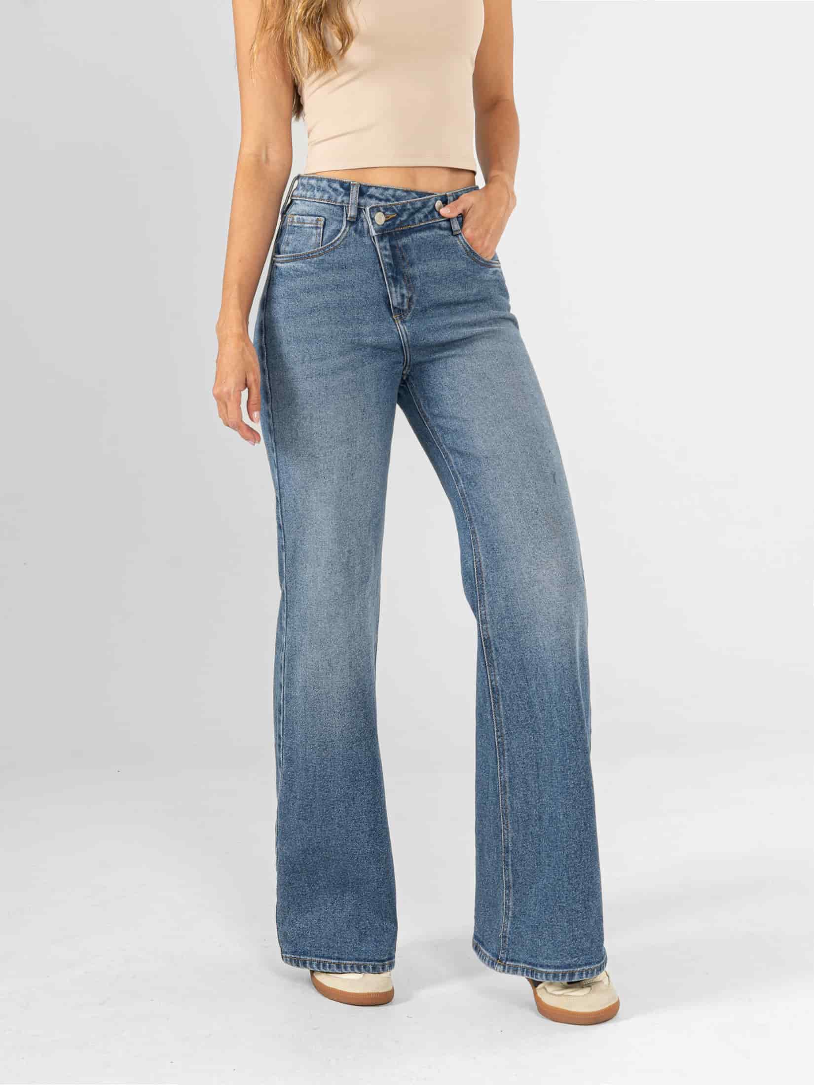 Ref: 066411 Jean mom flare, stretch, tiro alto, detalle en pretina, tono azul medio - miniatura 2