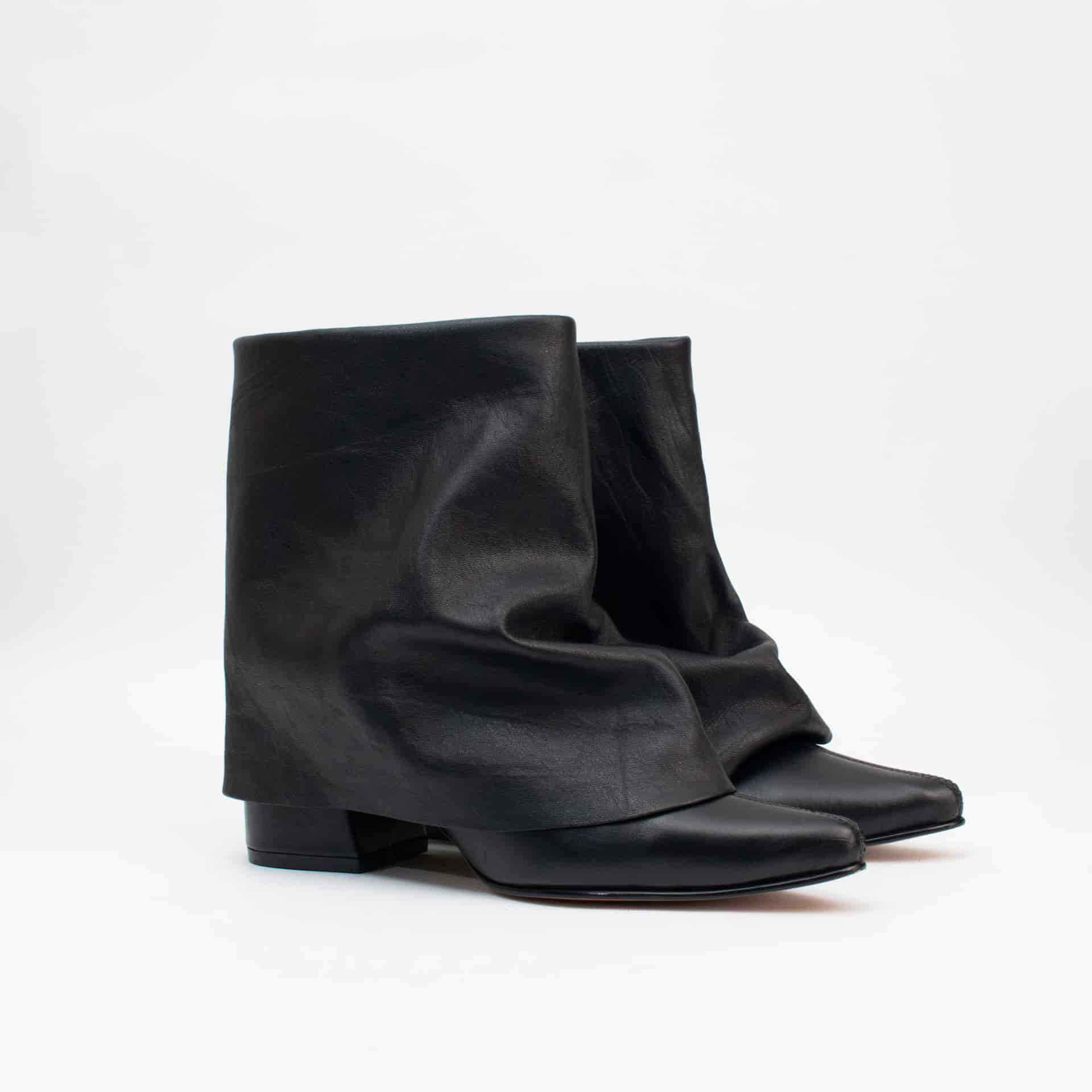 Boots, black pants - miniatura 2