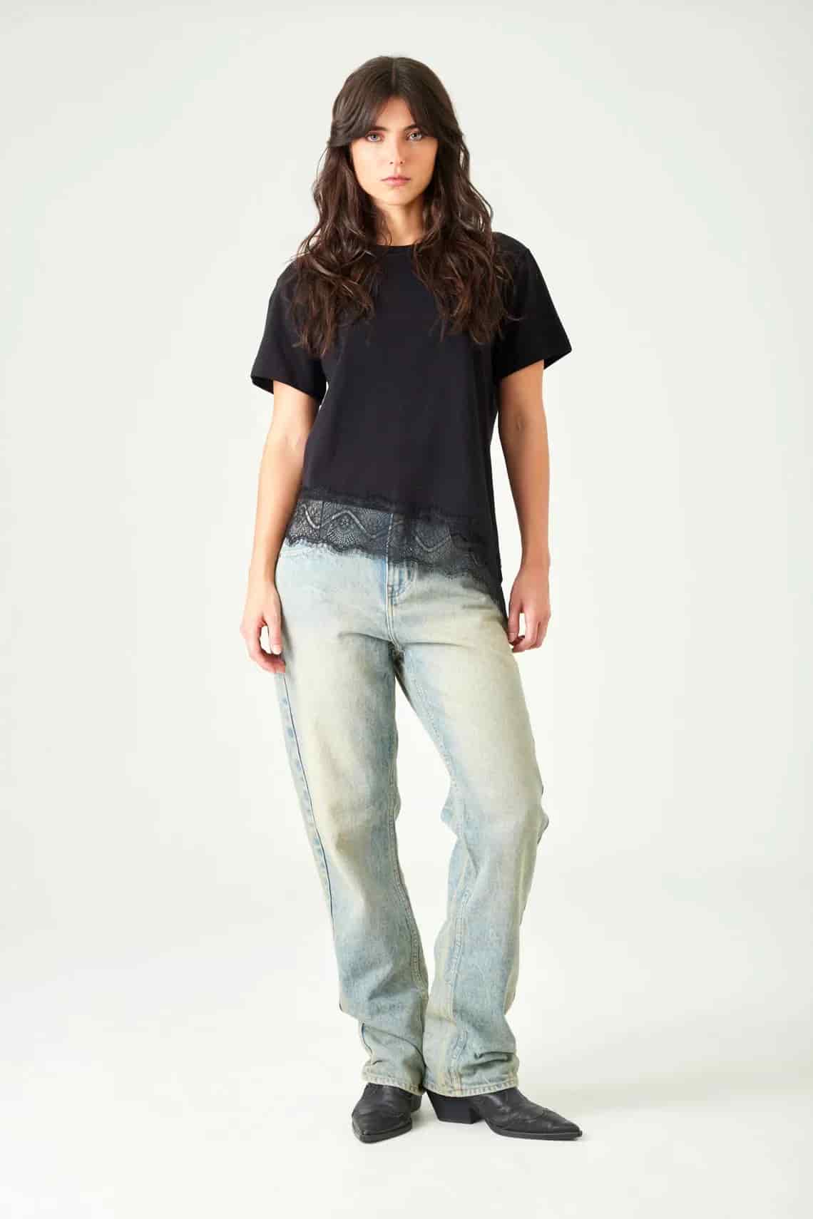 Camiseta relaxed fit con borde de encaje en negro para mujer - miniatura 1