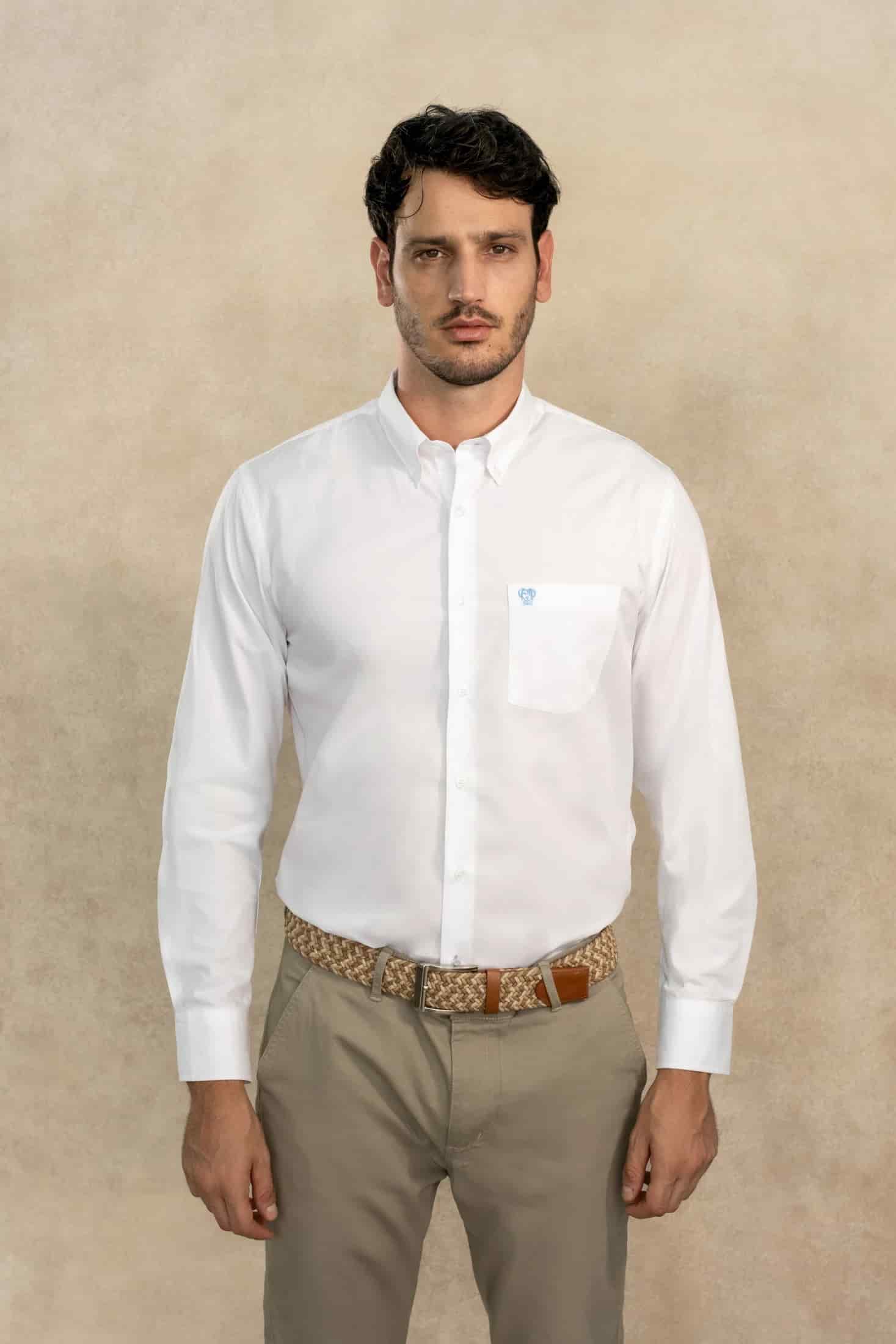 Camisa Antimanchas Popelina Blanco con Bolsillo Logo Azul- Talla Regular - miniatura 1