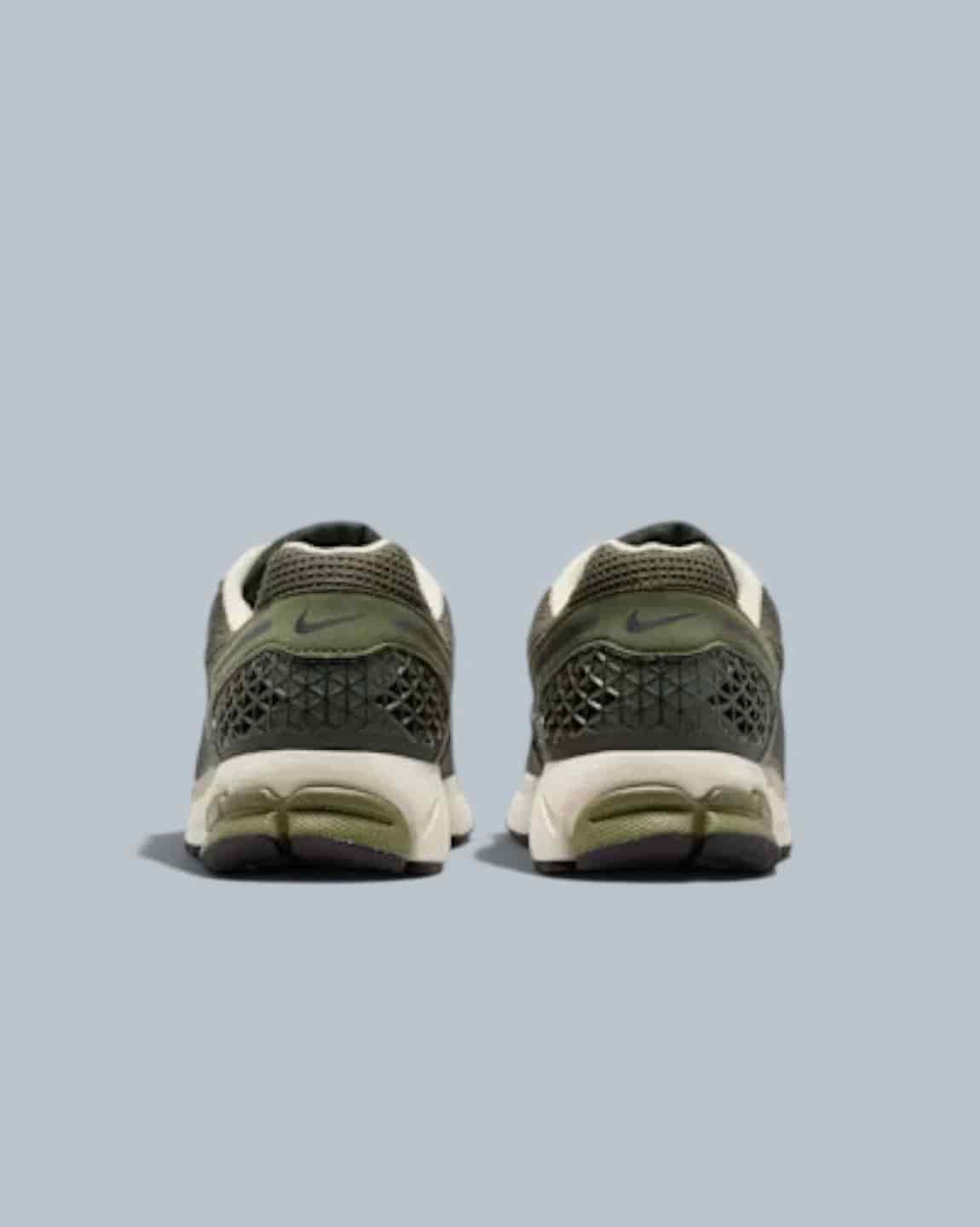 TENIS HOMBRE ZOOM VOMERO VERDE NIKE - miniatura 2