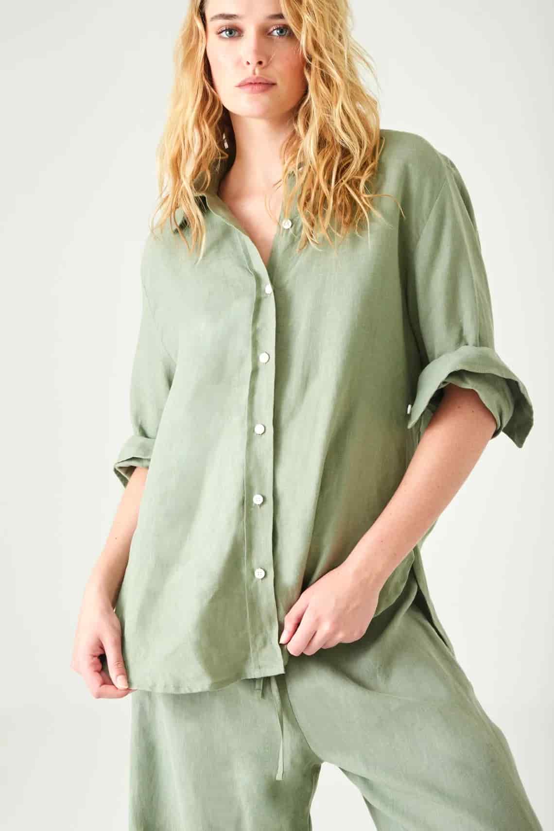 Camisa relaxed fit con bajo redondeado y aberturas laterales en lino verde salvia para mujer - miniatura 3