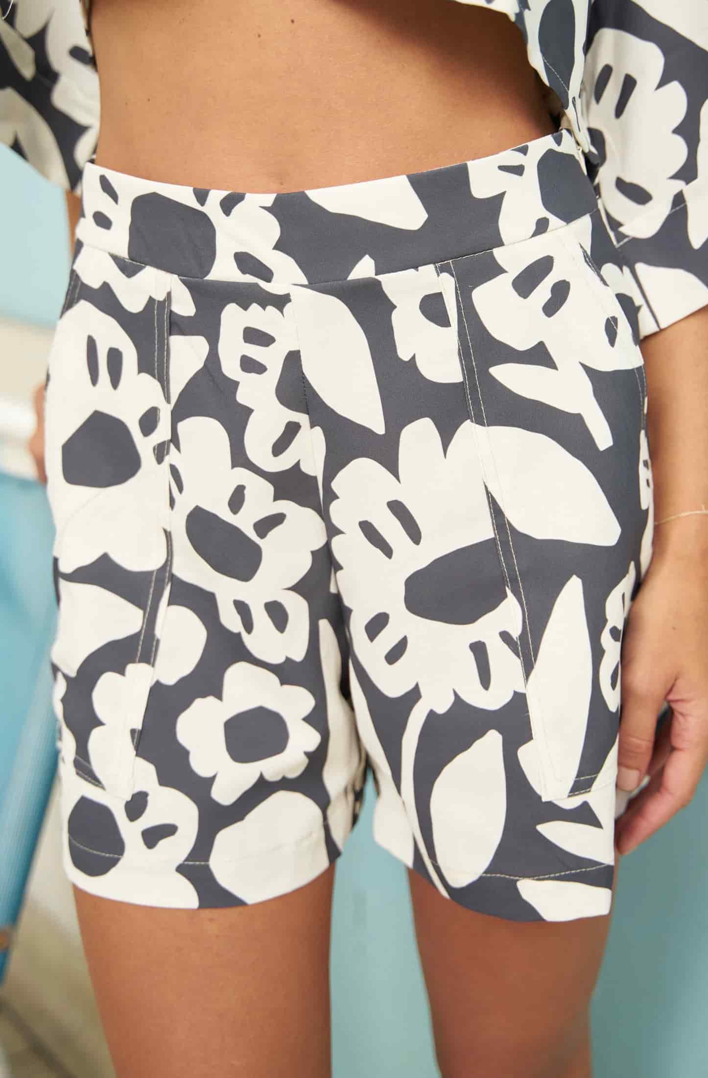 UN ABRAZO FLORAL EN EL BALCÓN (BLACK) SHORT - miniatura 1