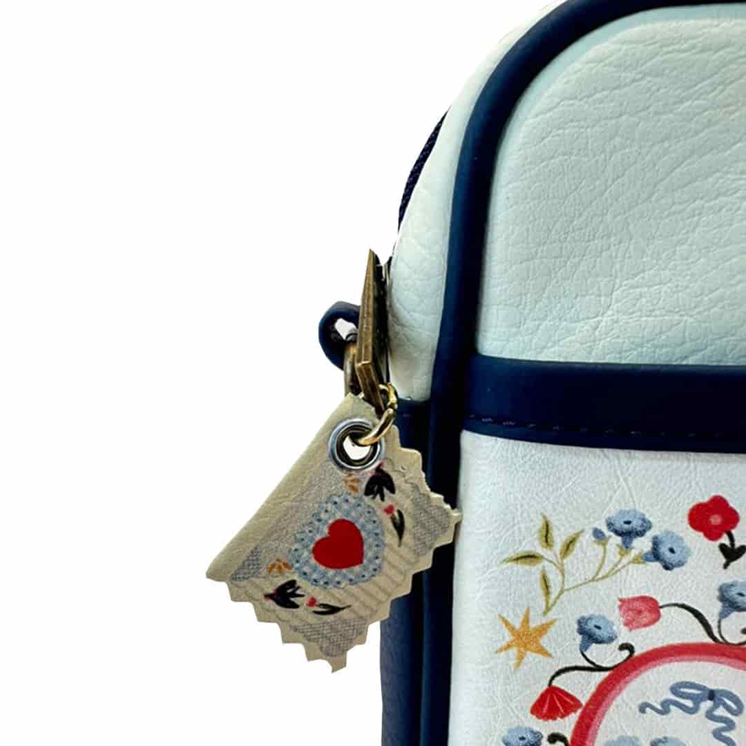 Manos Libre Para Mujer Portugal Estampado Azul Con Cargadera Love Is In The Air - miniatura 3