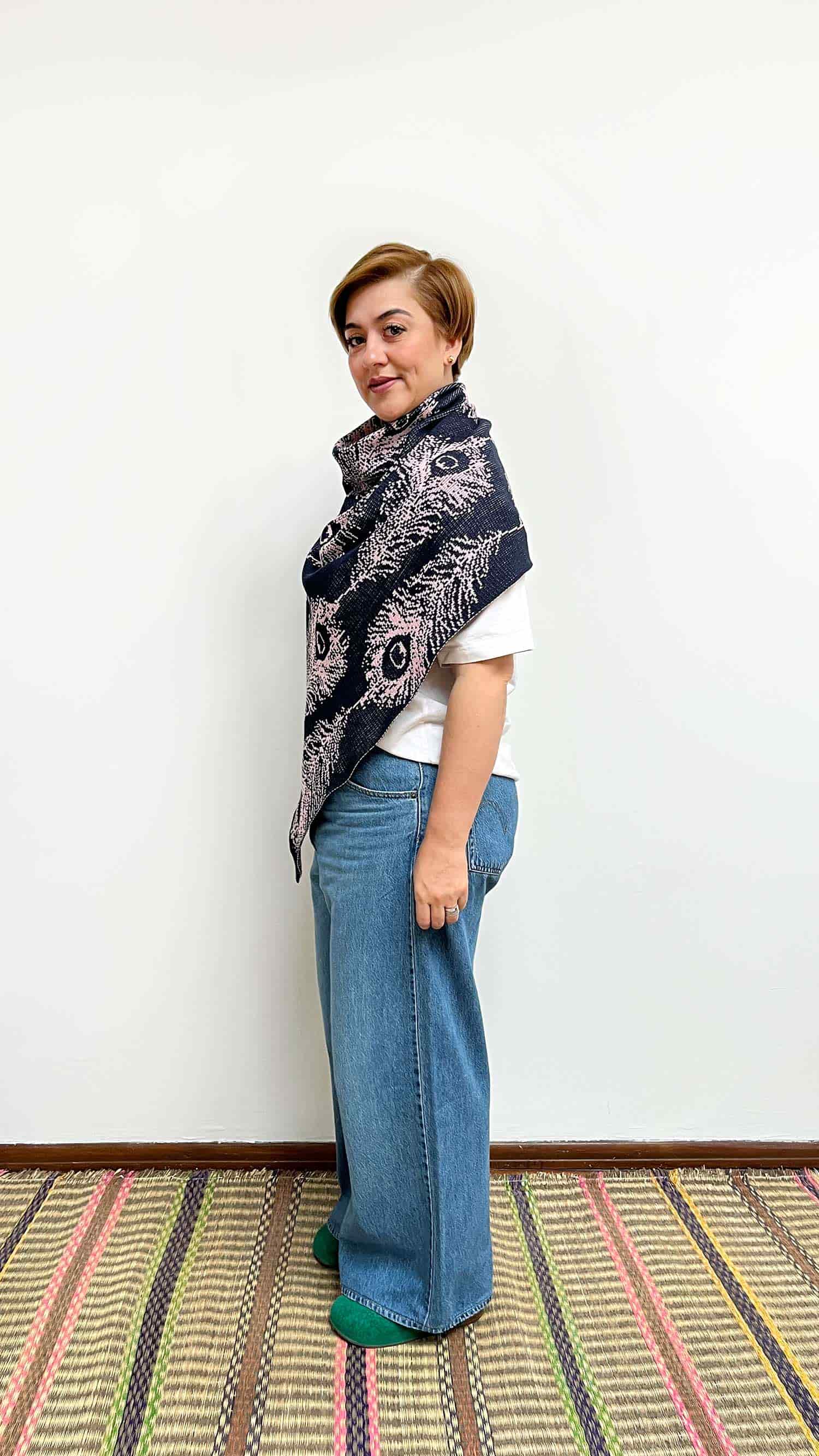 Poncho Plumas - azul oscuro y rosado - miniatura 4