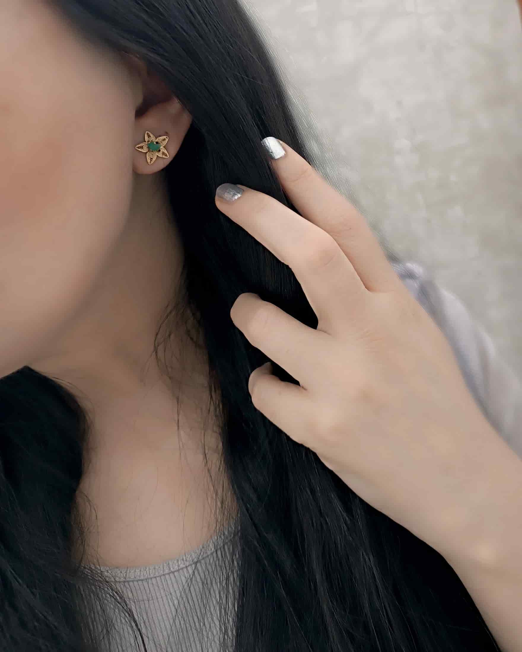 Aretes mini filigrana  y esmeralda estrellita - miniatura 3