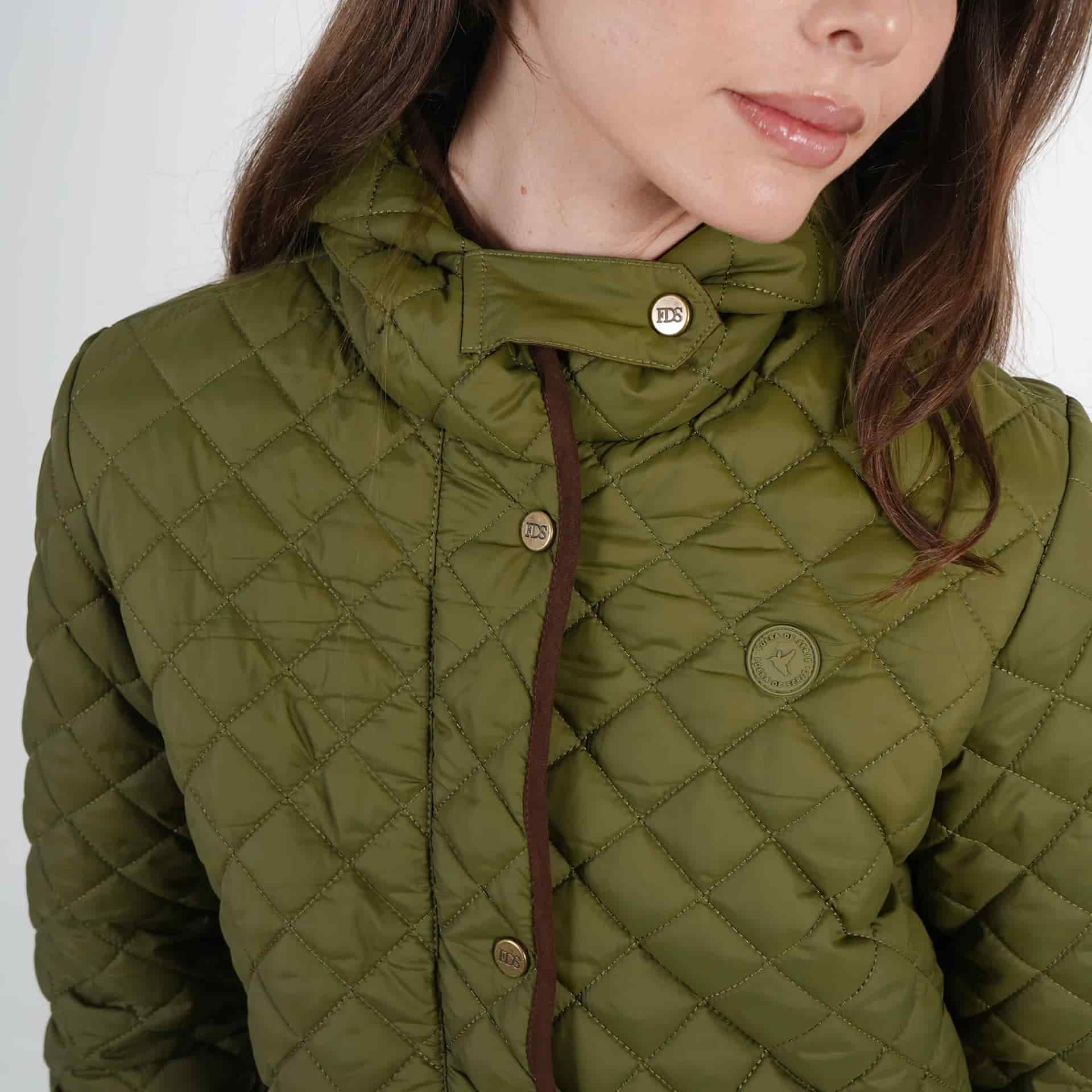 Chaqueta acolchada larga cuello alto con capucha y ajuste en cintura - miniatura 35