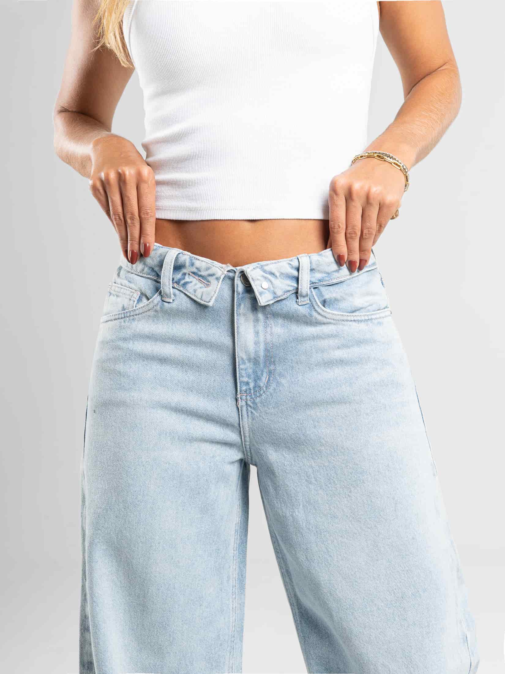Ref: 066329 Jean wide leg, rígido, tiro medio, detalle en pretina, tono azul claro. - miniatura 3
