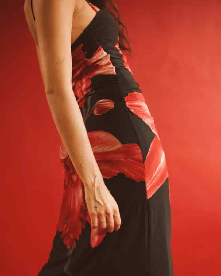 VESTIDO SMOOTH LARGO AJUSTADO NEGRO FLORAL - miniatura 9