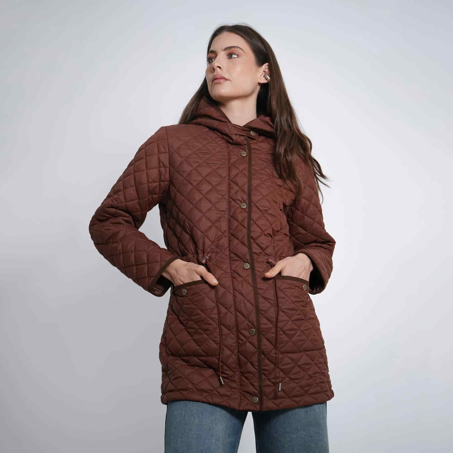 Chaqueta acolchada larga cuello alto con capucha y ajuste en cintura - miniatura 26