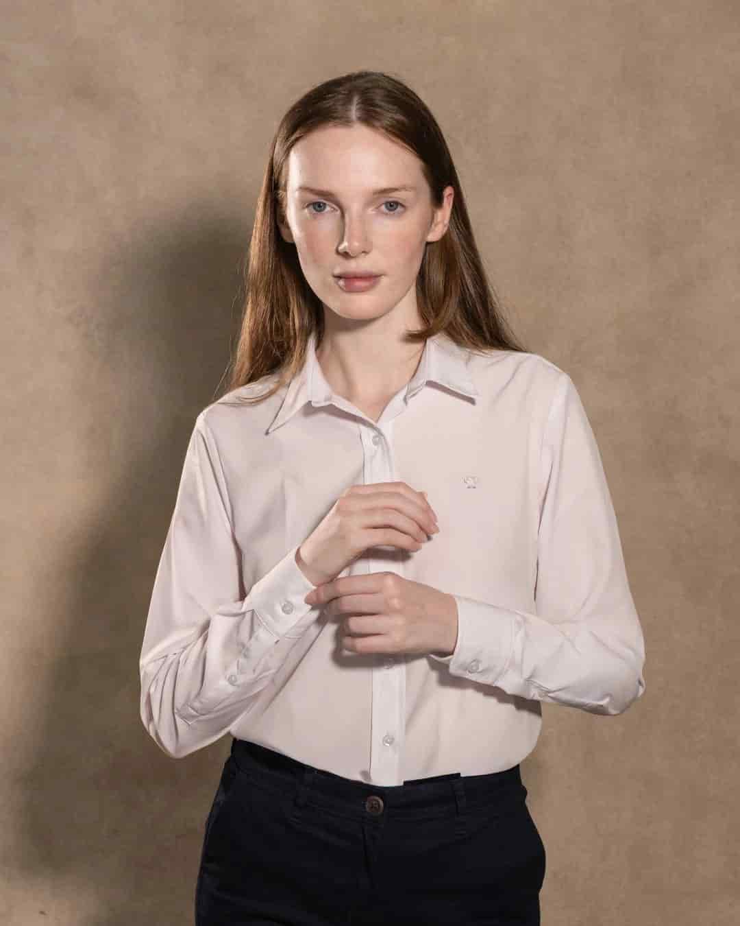 Camisa Performance Antiarrugas De Mujer Blanca - miniatura 3