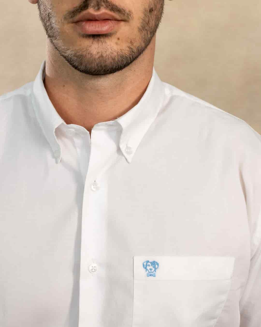 Camisa Antimanchas Popelina Blanco con Bolsillo Logo Azul- Talla Regular - miniatura 2
