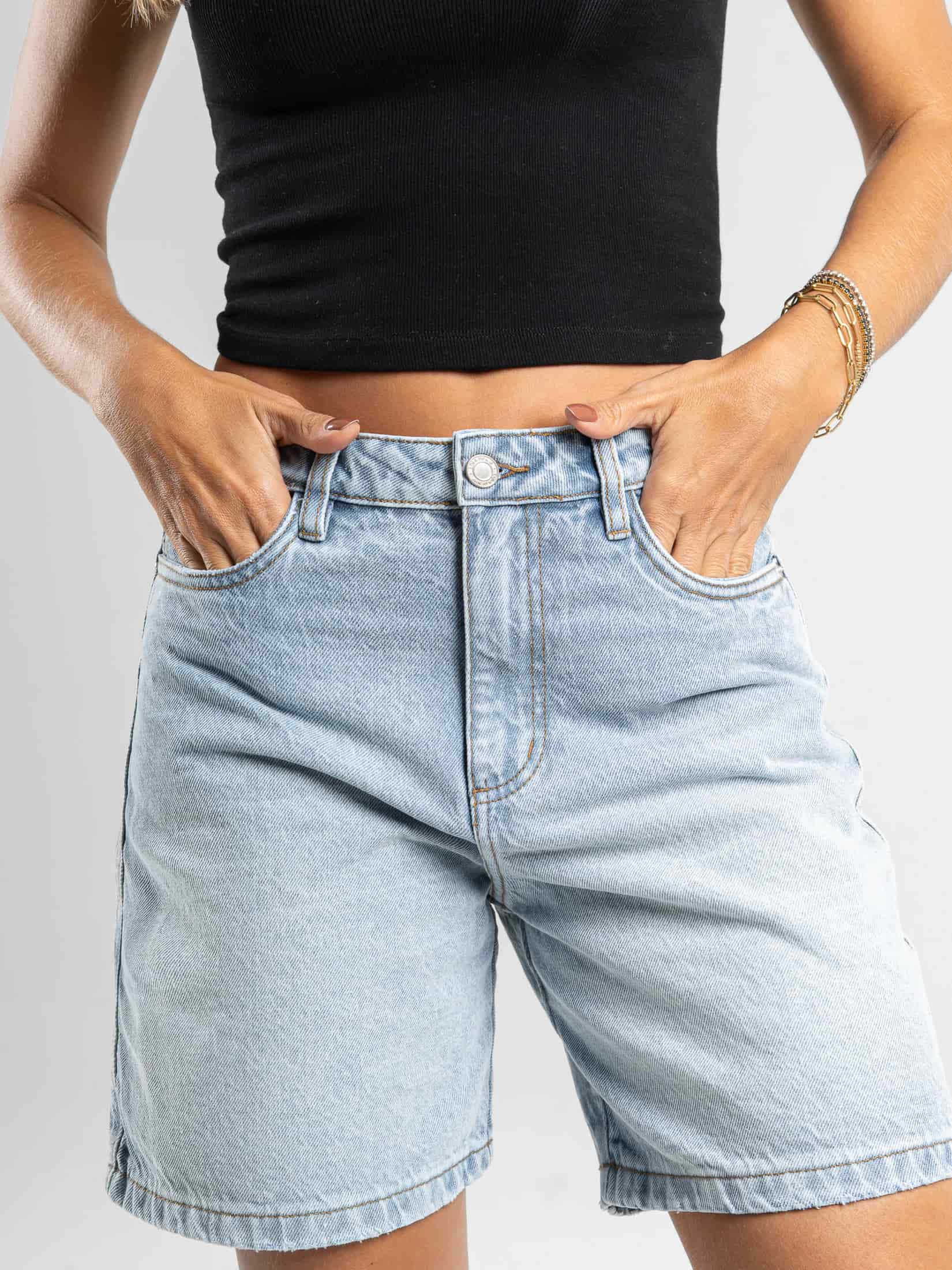 Ref: 066454 Bermuda en denim, rígido, tiro alto, tono azul claro. - miniatura 3