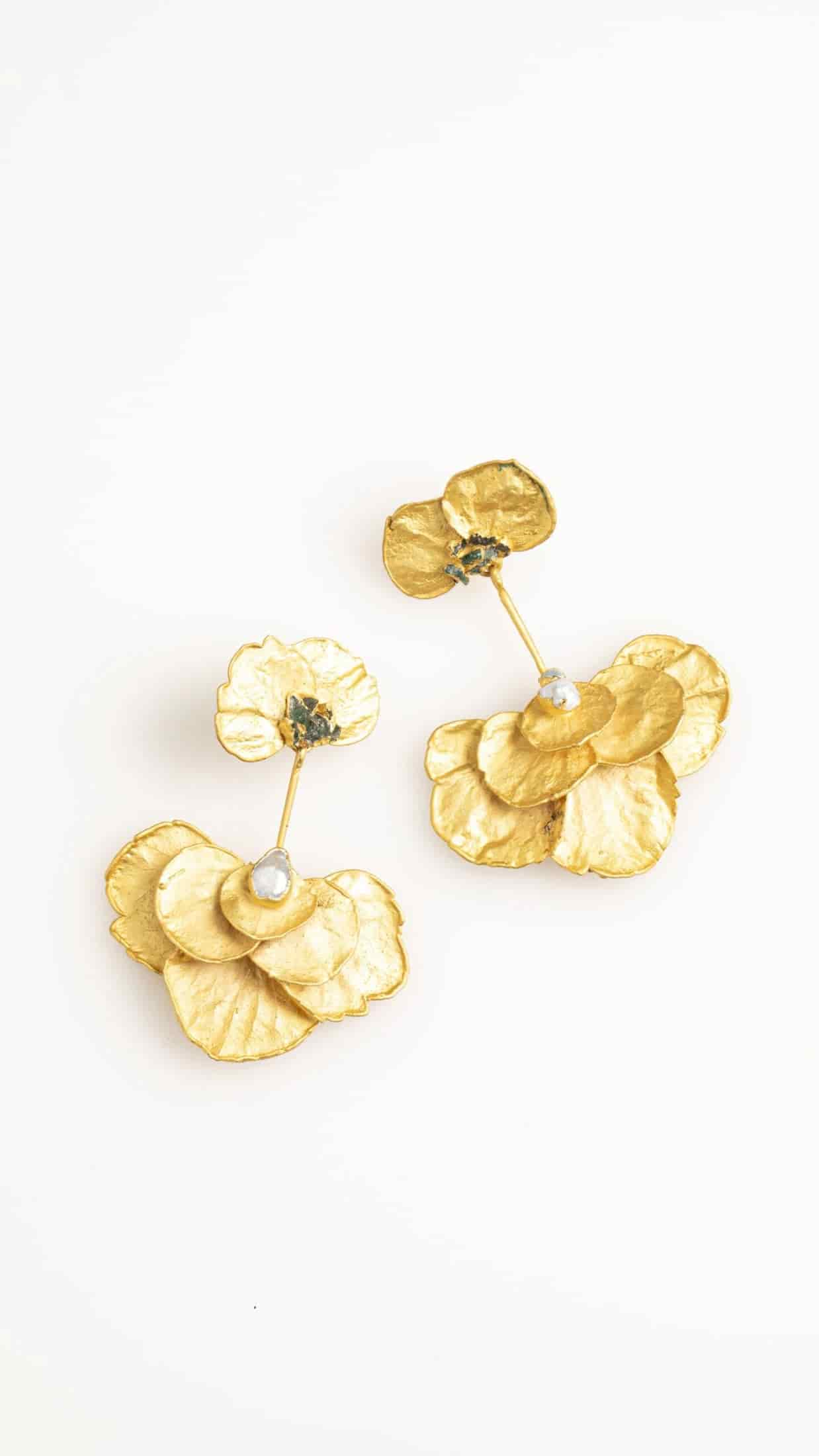 ARETES LARGOS HORTENSIAS DECONSTRUIDAS, PERLA Y ESMERALDAS EN BRUTO - miniatura 1