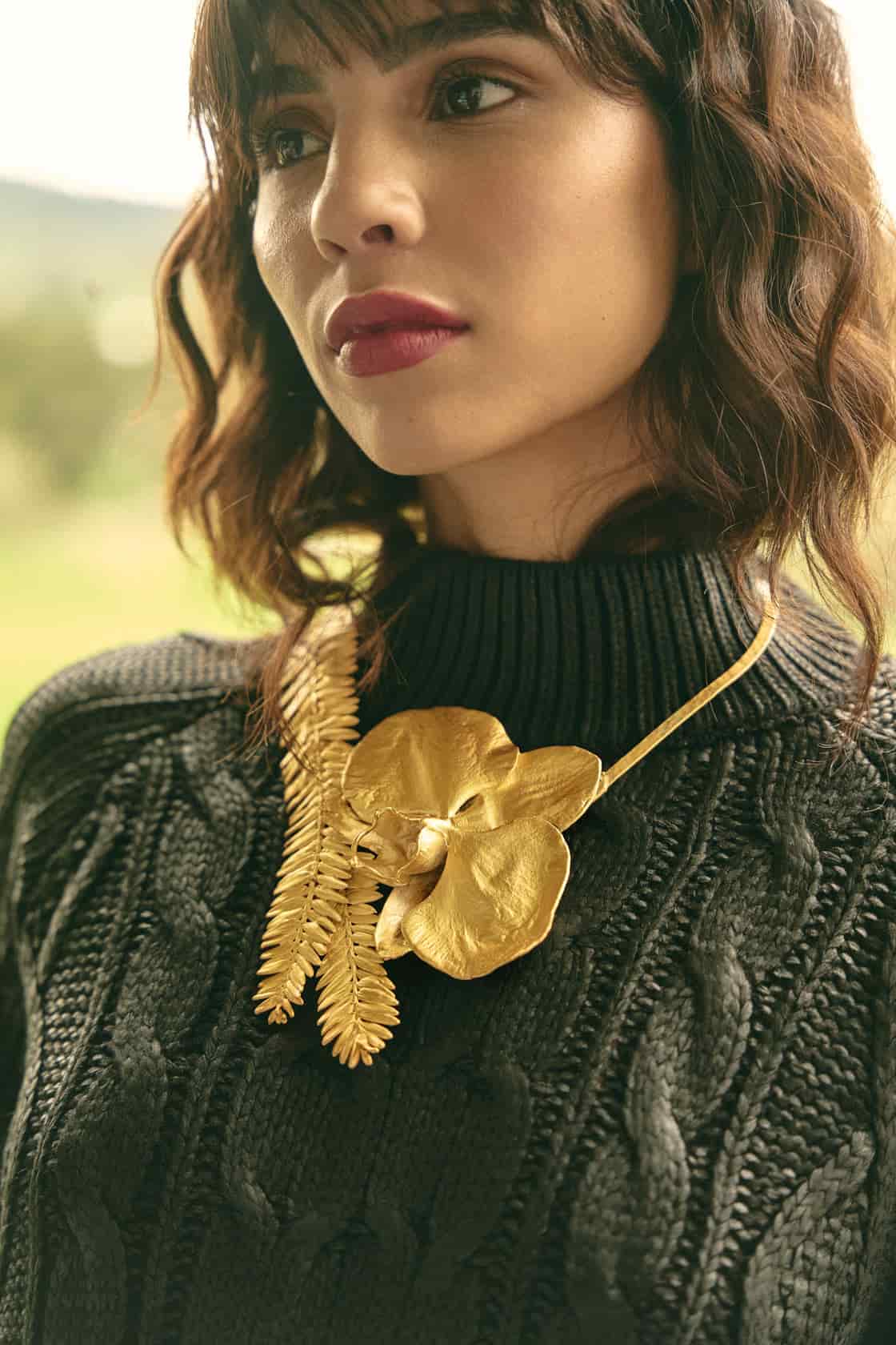 PHALAENOPSIS ORCHID AND ROMERON PINE NECKLACE - miniatura 3