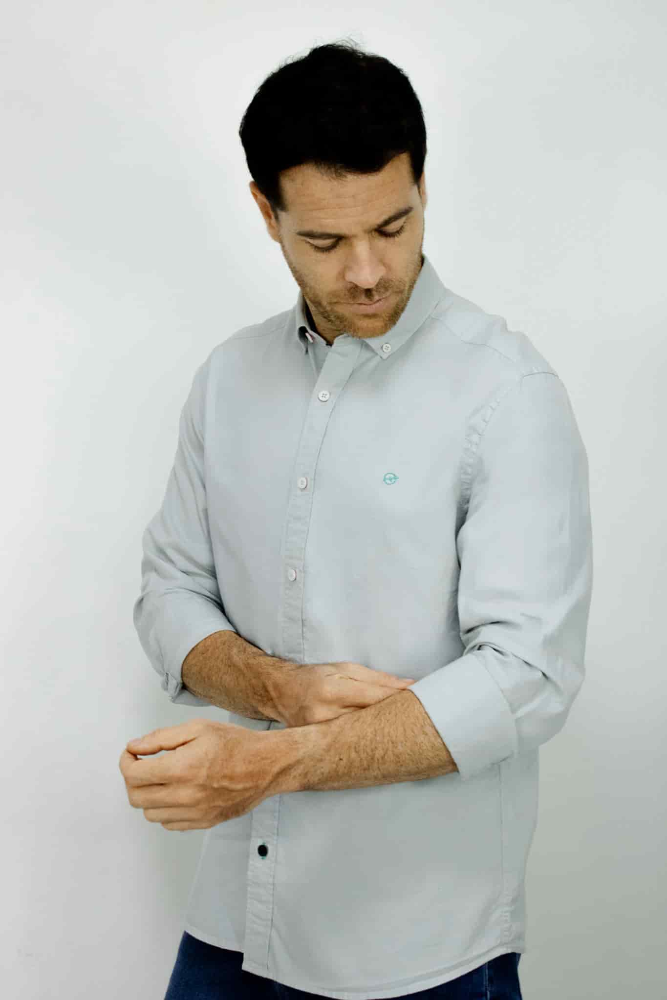 Camisa Manga Larga Gris Oxford Para Hombre - miniatura 2