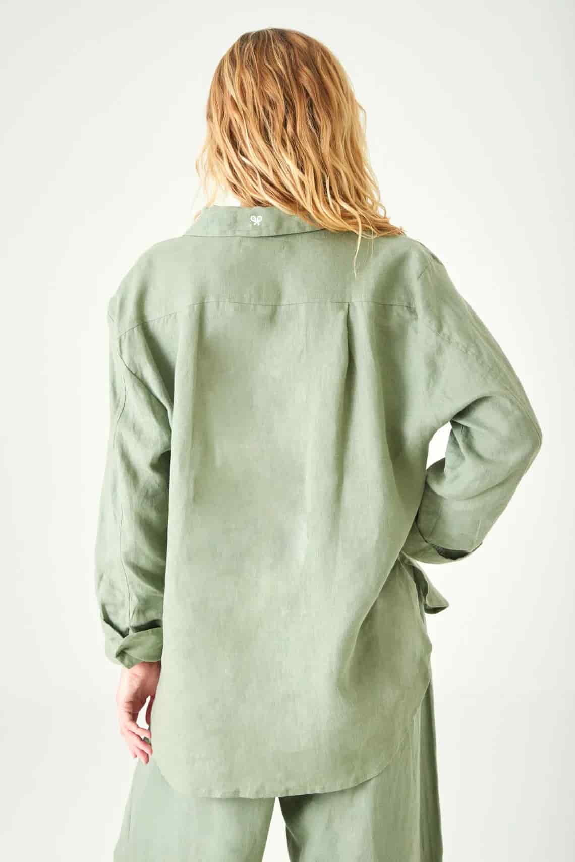 Camisa relaxed fit con bajo redondeado y aberturas laterales en lino verde salvia para mujer - miniatura 5