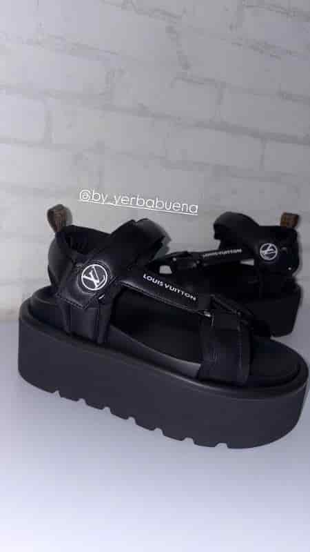 SANDALIA LOUIS VUITTON NEGRA PLATAFORMA - miniatura 3