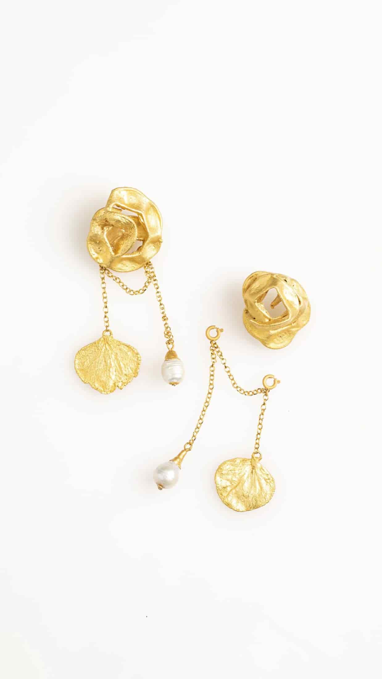 ARETES ACACIA CON PÉTALO REMOVIBLE CADENAS Y PERLAS - miniatura 4
