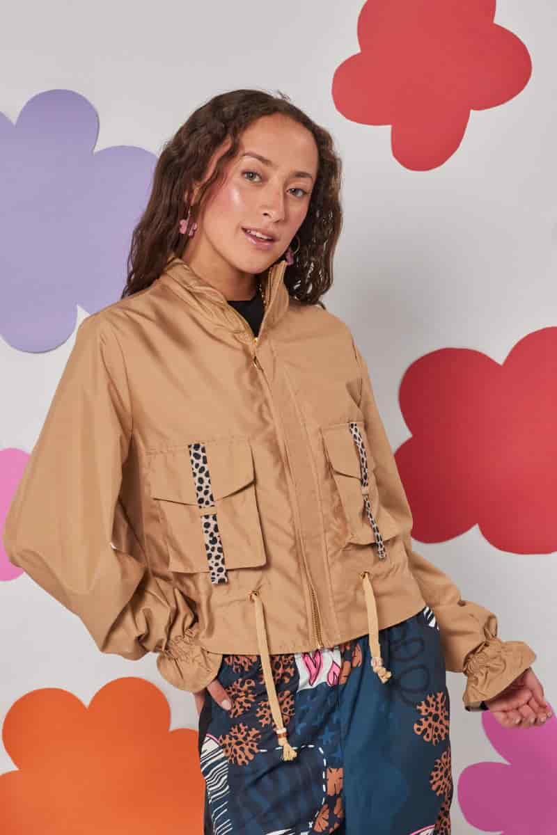 Chaqueta corta unicolor camel - miniatura 1