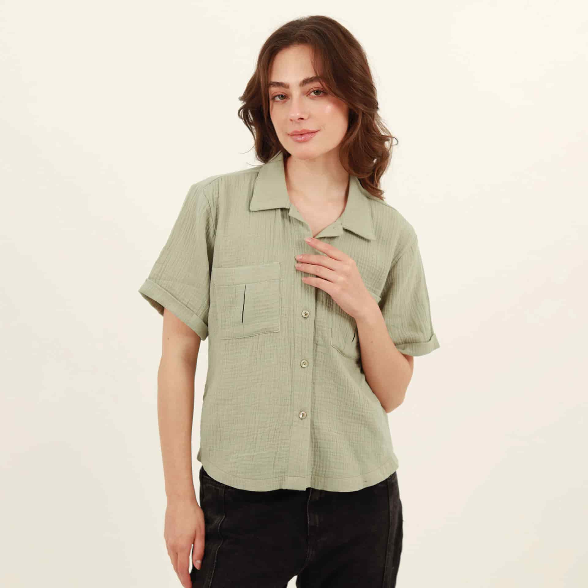 Blusa abierta cuello sport manga corta con bolsillos - miniatura 11