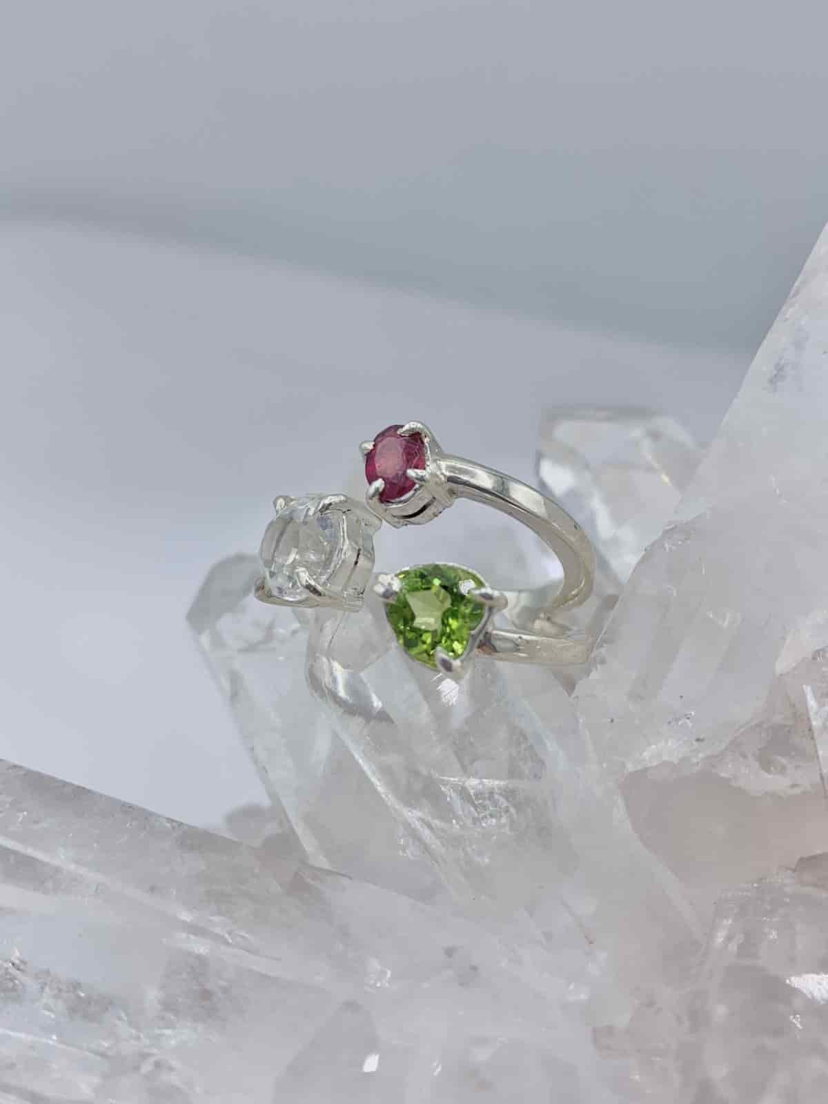 Anillo multipiedras Rubí, Peridoto y Cuarzo Transparente colección llénate de color - miniatura 1