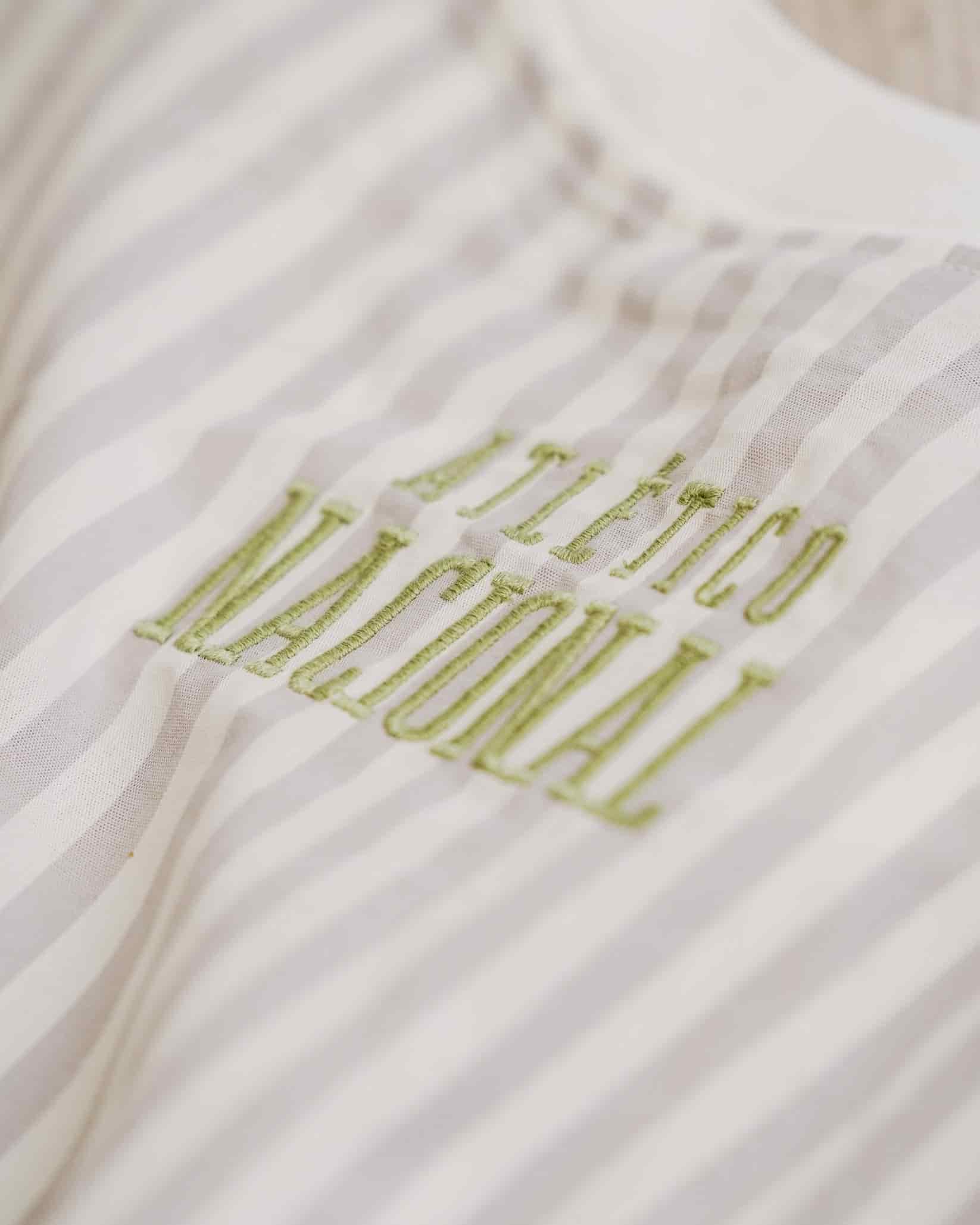 CAMISA BLANCA  RAYAS MUJER  NIKE - miniatura 7