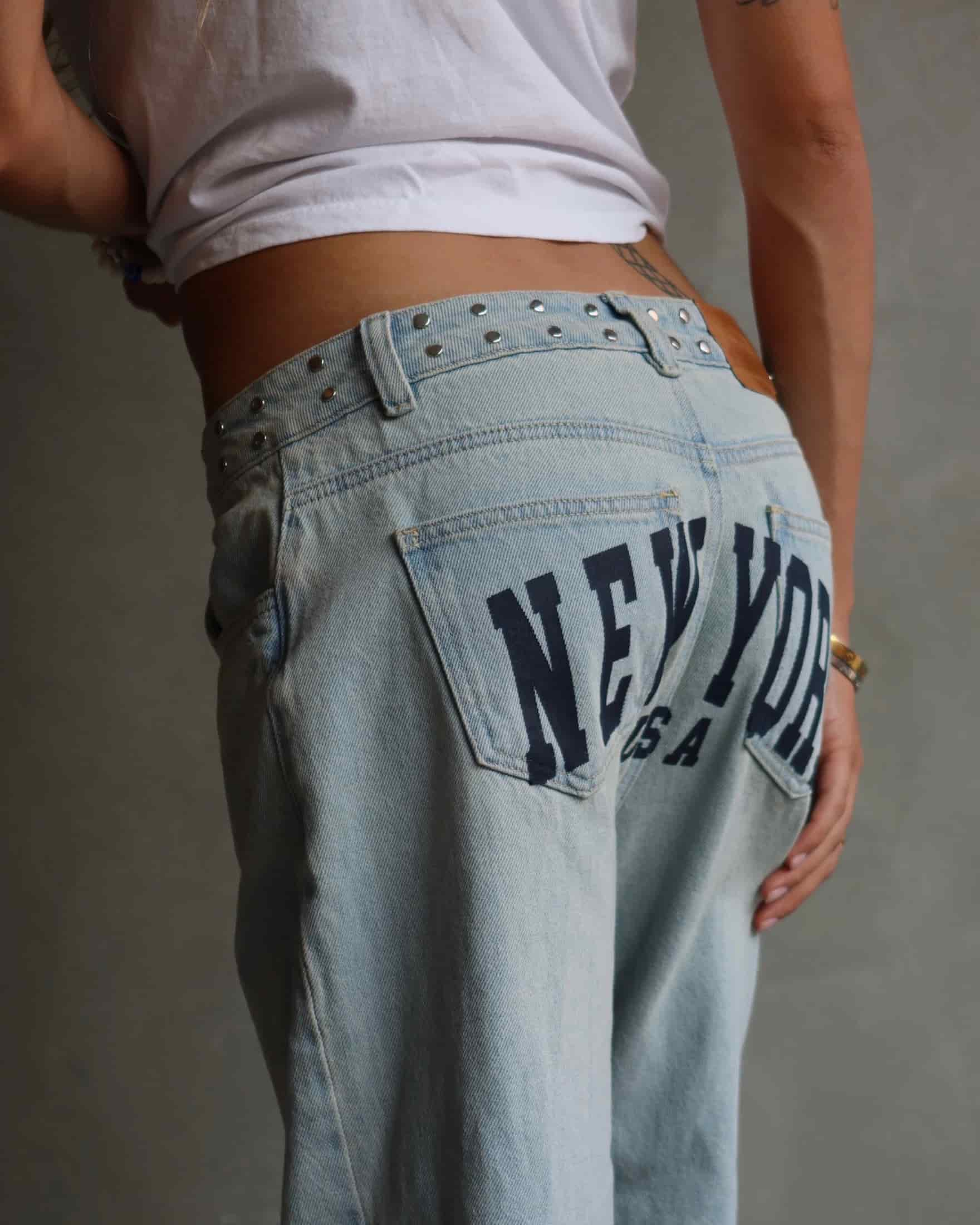 JEAN NEW YORK STUDDED RELAXED FIT AZUL CLARO - miniatura 6