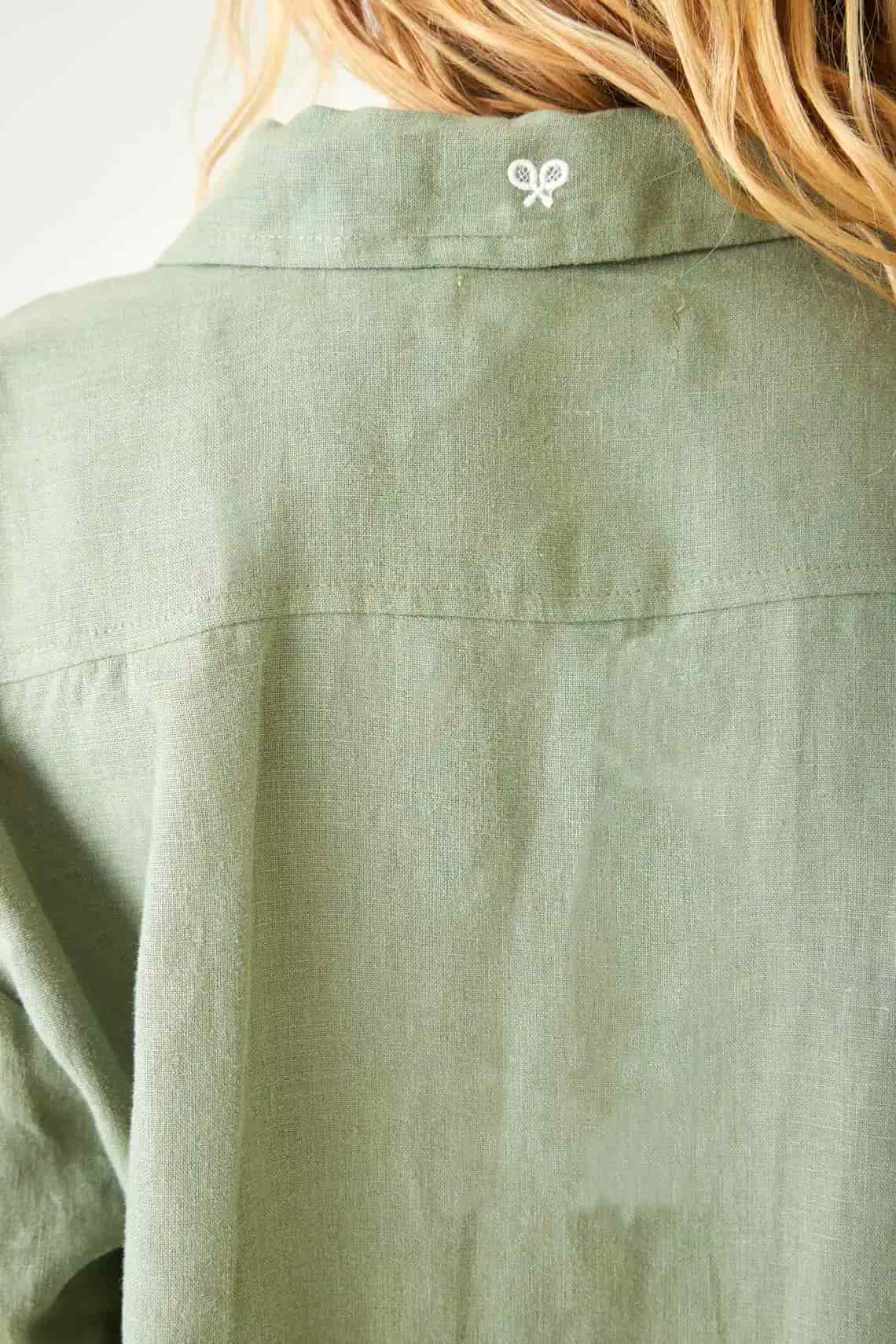 Camisa relaxed fit con bajo redondeado y aberturas laterales en lino verde salvia para mujer - miniatura 6