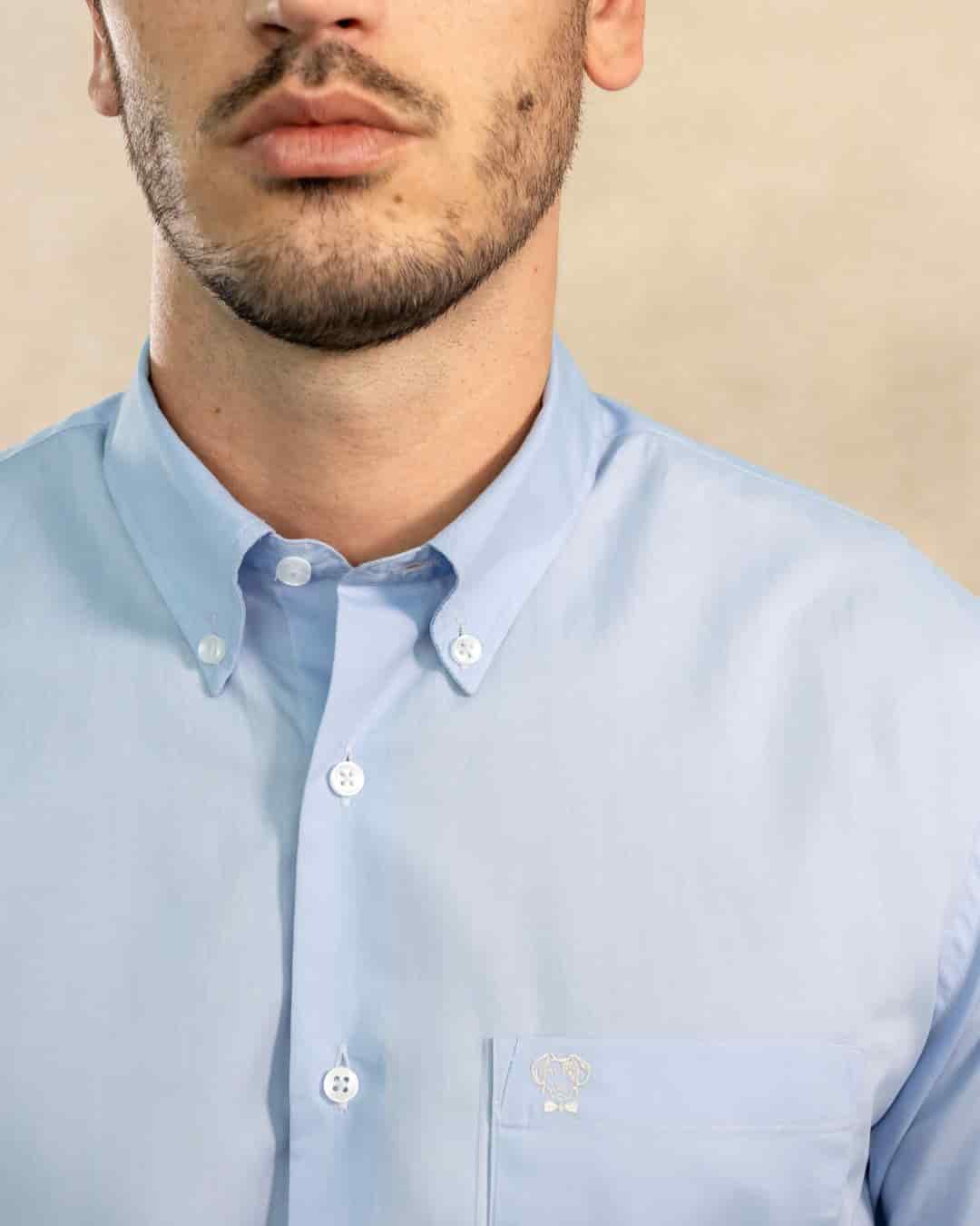 Camisa Antimanchas Popelina Light Blue Con Bolsillo Logo Gris - Talla Regular - miniatura 2