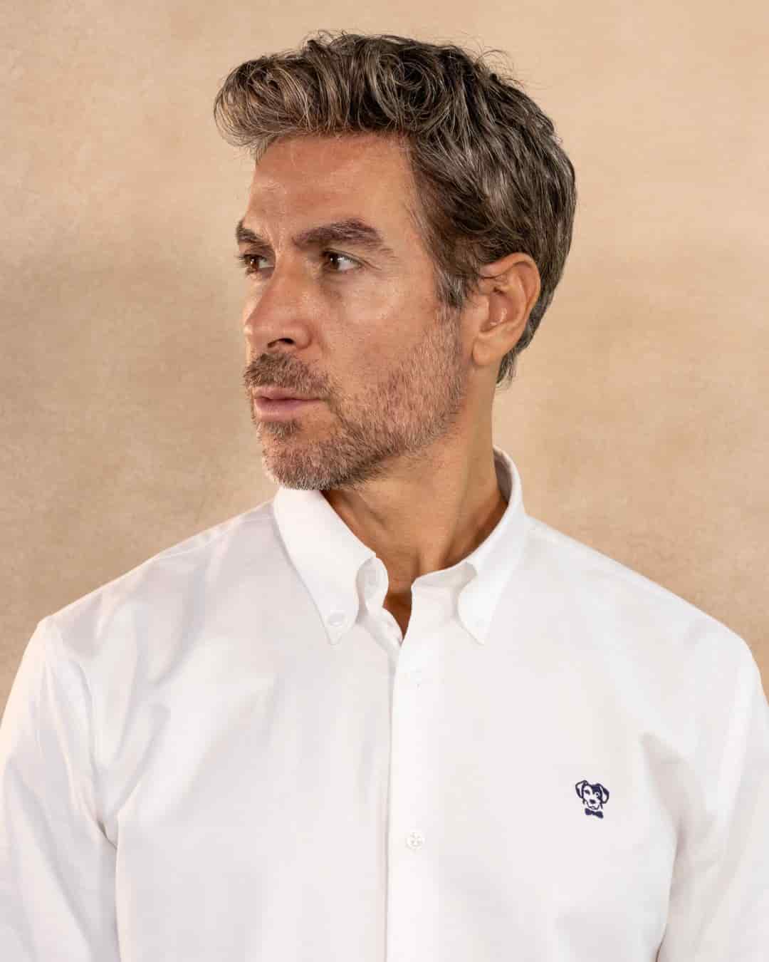 Camisa Antimanchas Oxford Blanca Logo Azul Oscuro- Talla Regular - miniatura 2