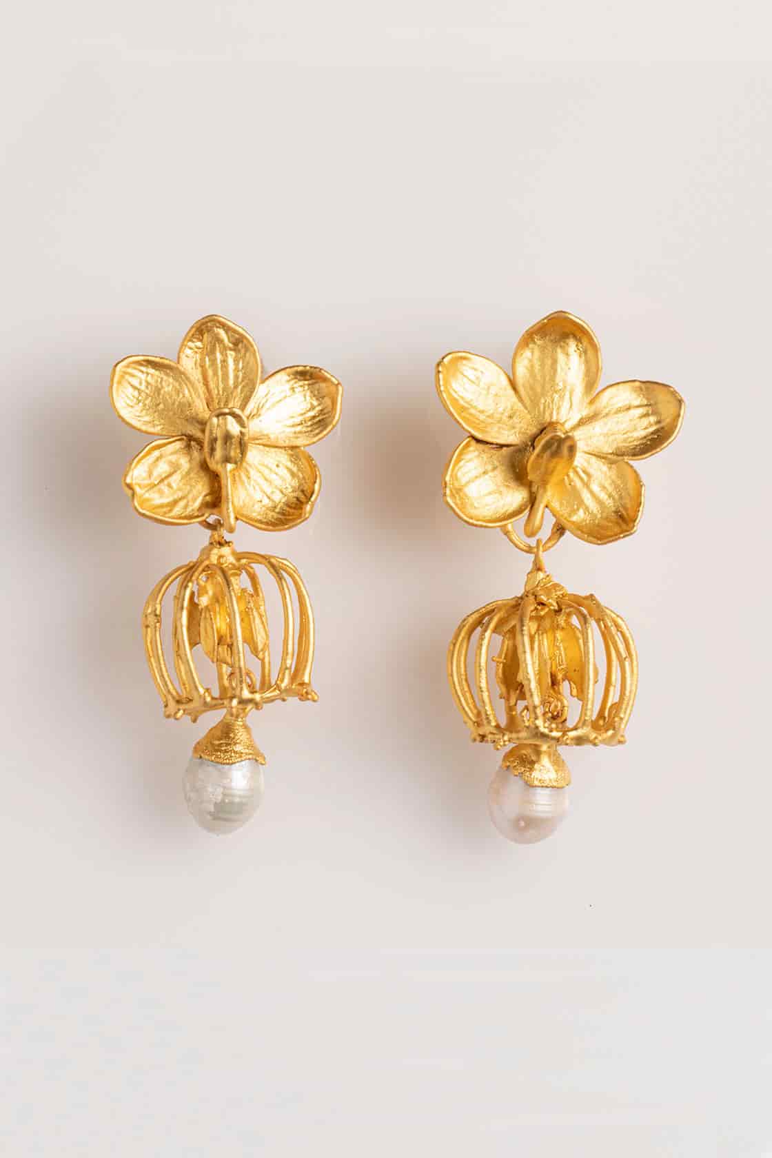 MINI VANDA ORCHID CAMPANULA AND PEARLS CHANDELIER EARRINGS - miniatura 1