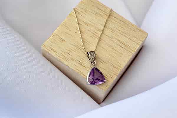 Dije Amatista con Diamantes en Oro blanco 18K - miniatura 3