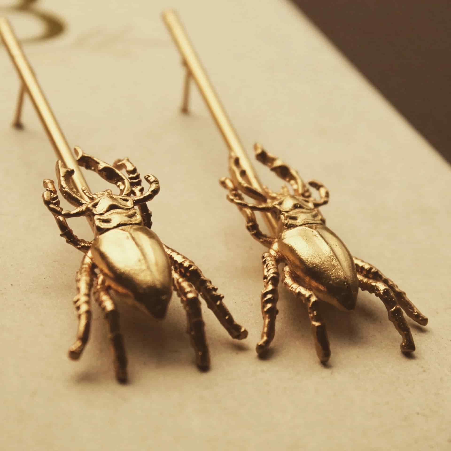Aretes largos con escarabajo grande - miniatura 2