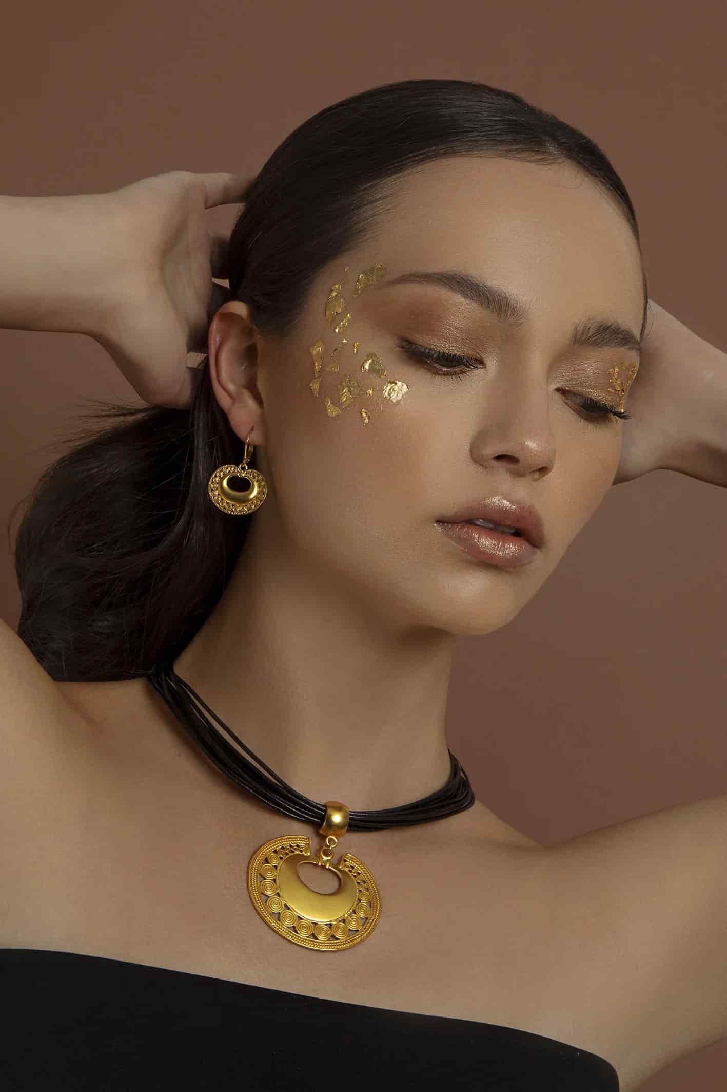 Collar Cuero Negro 10 Vueltas y Dije Extragrande Nariguera de Círculos Tairona - miniatura 3