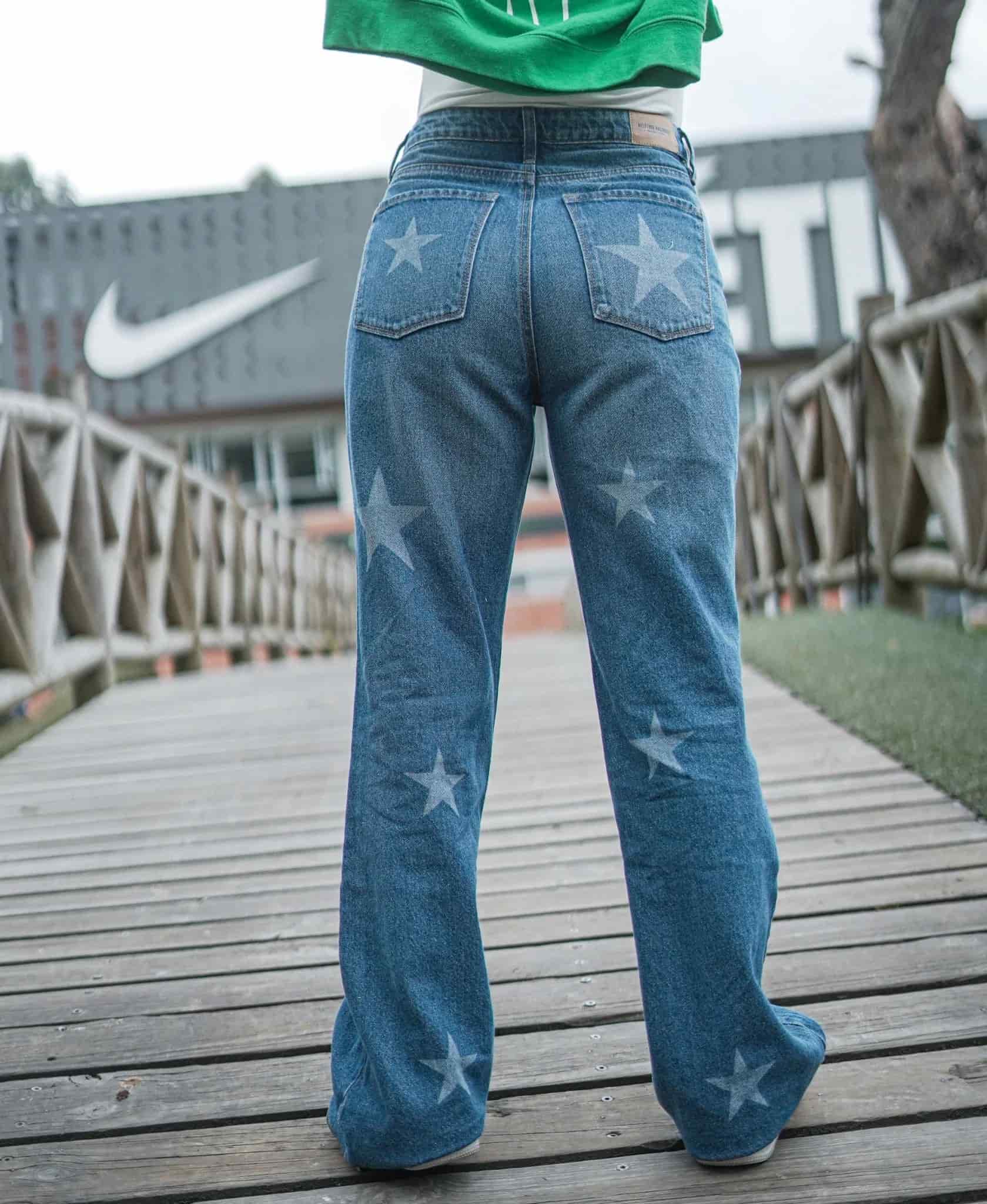 JEAN MOM FLARE TIRO ALTO ESTRELLAS - miniatura 1
