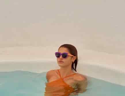 UNCONCERNED GRACIA WITH CLASSICAL LENSES - miniatura 4