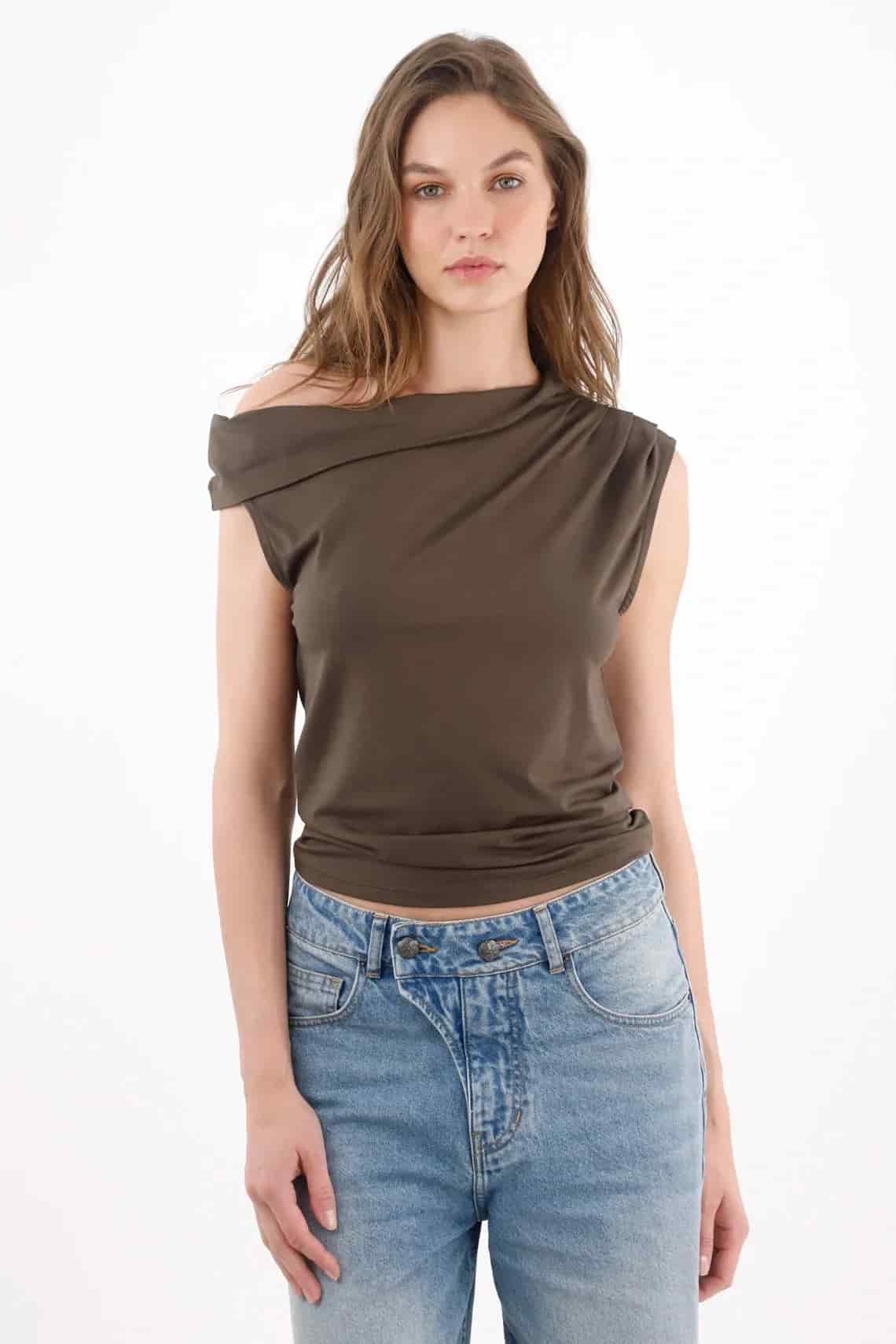 Camiseta ajustada con escote asimétrico en algodón marrón para mujer - miniatura 1