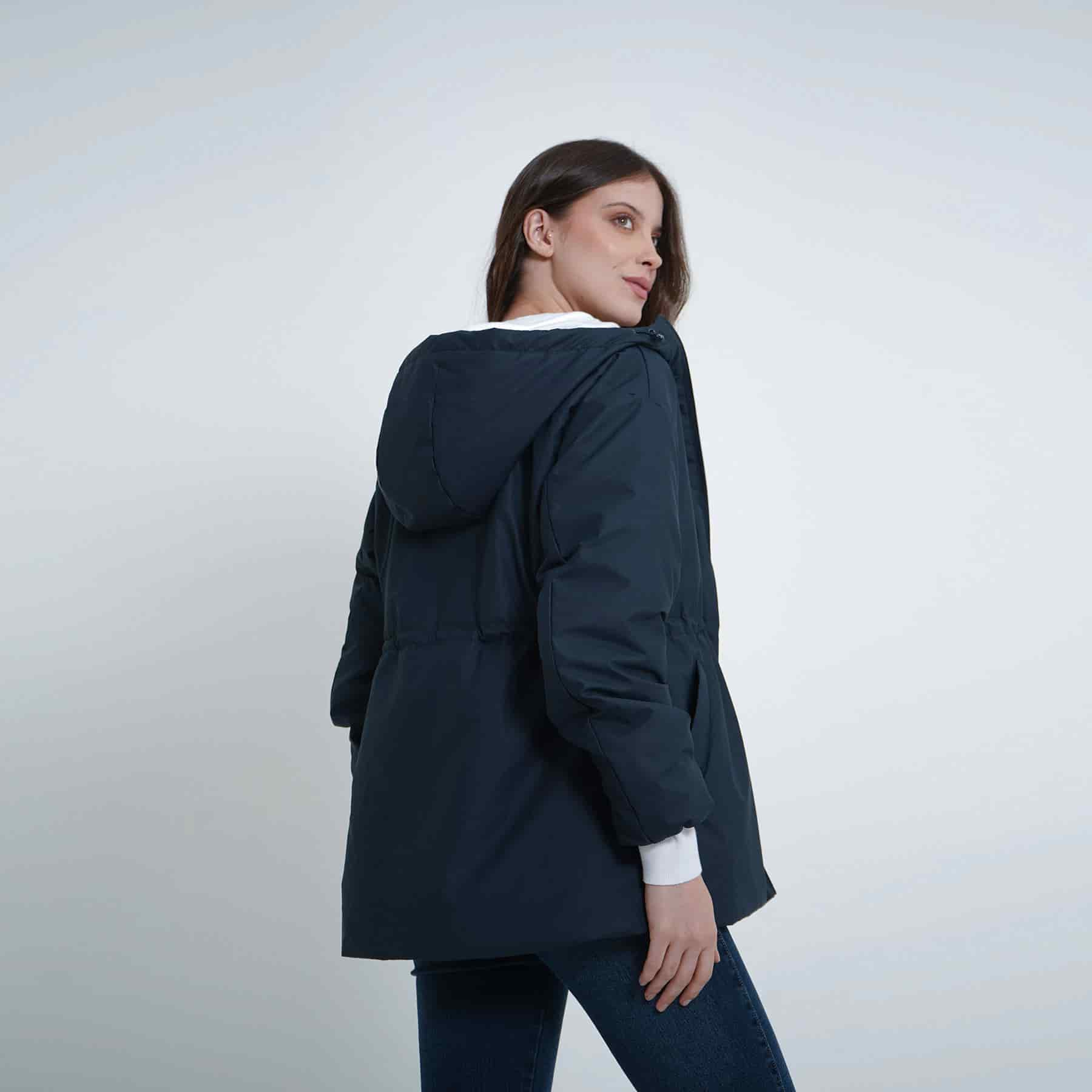 Chaqueta acolchada con capucha y ajuste en cintura - miniatura 12