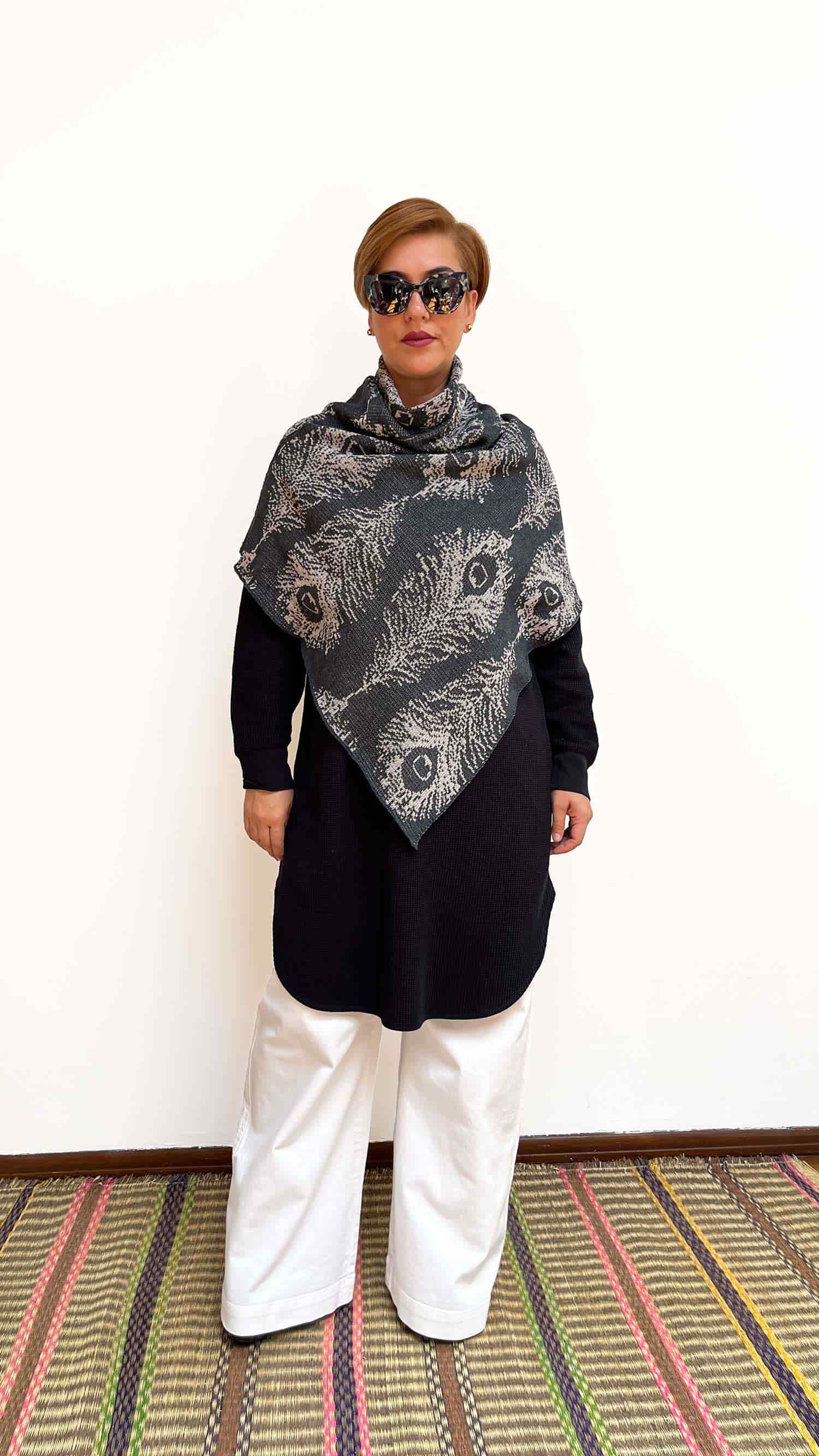 Poncho Plumas - arena y gris oscuro - miniatura 1