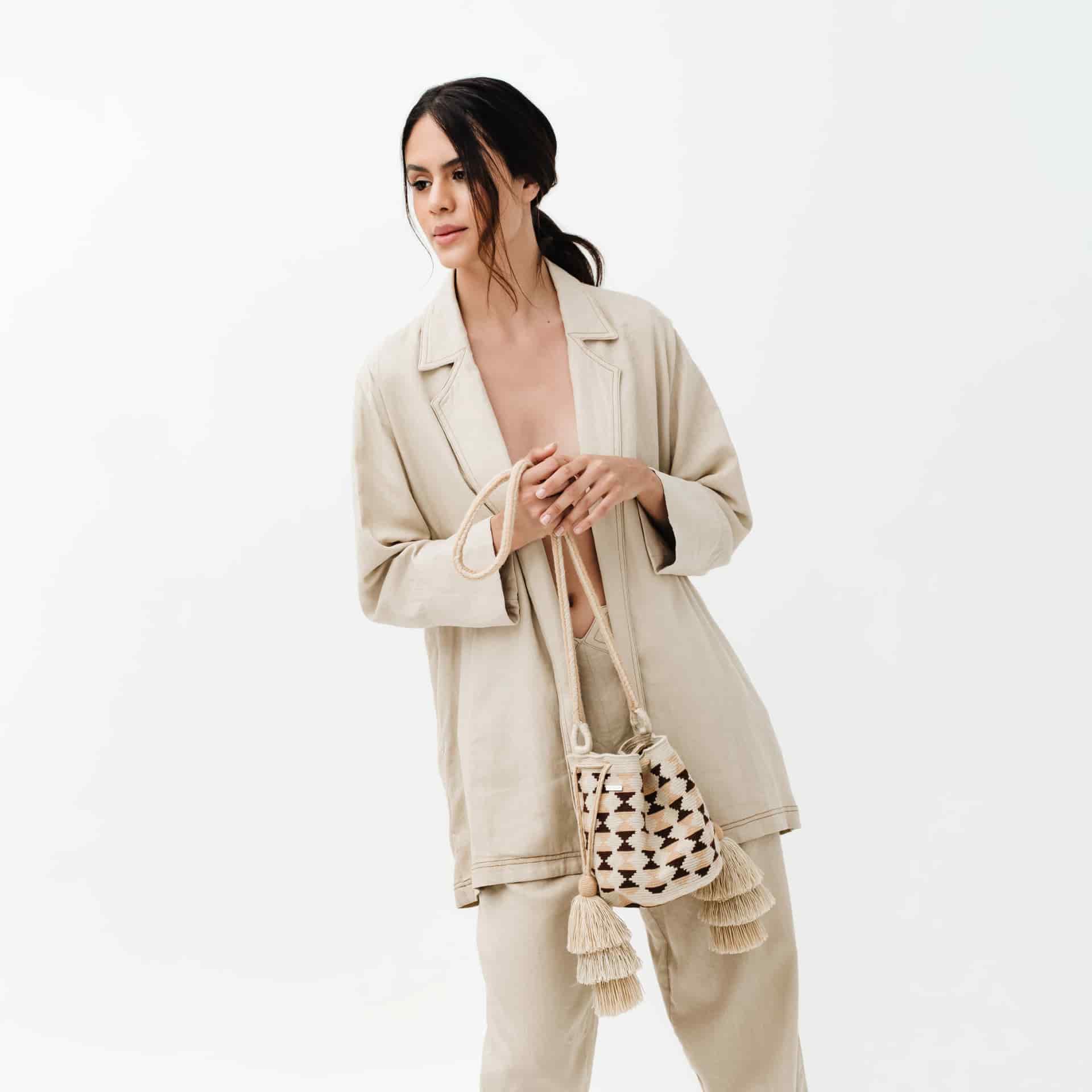 Mochila Mediana Beige / Arena/ Dorado Brillante - miniatura 2