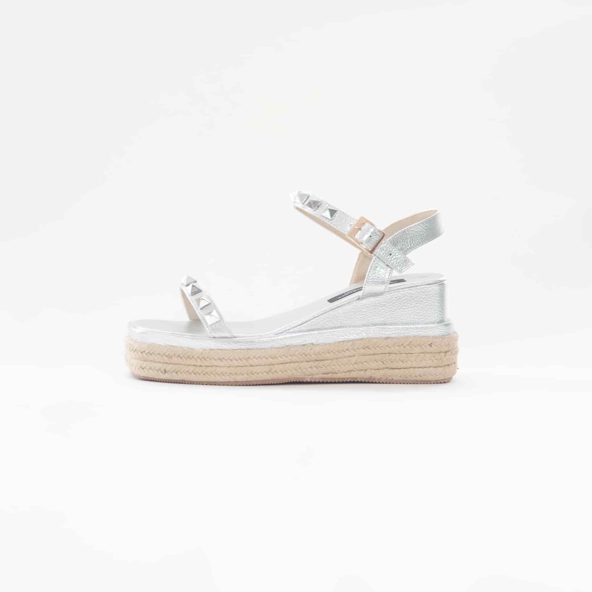 Sandalia Valeria | Con tacon bajo combinado con fibra natural y cuero en color plata con detalles de tachas en la parte superior - miniatura 1